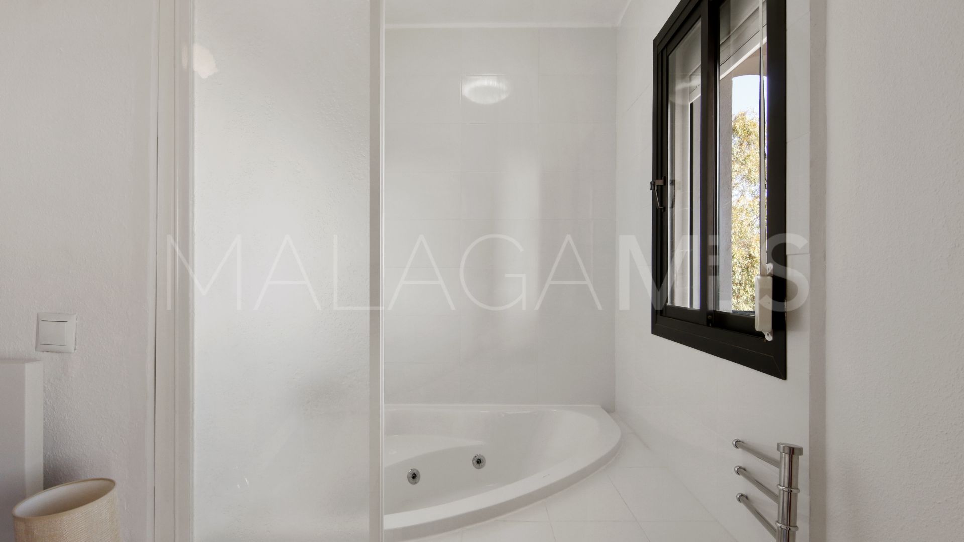 Lägenhet for sale in Forest Hills