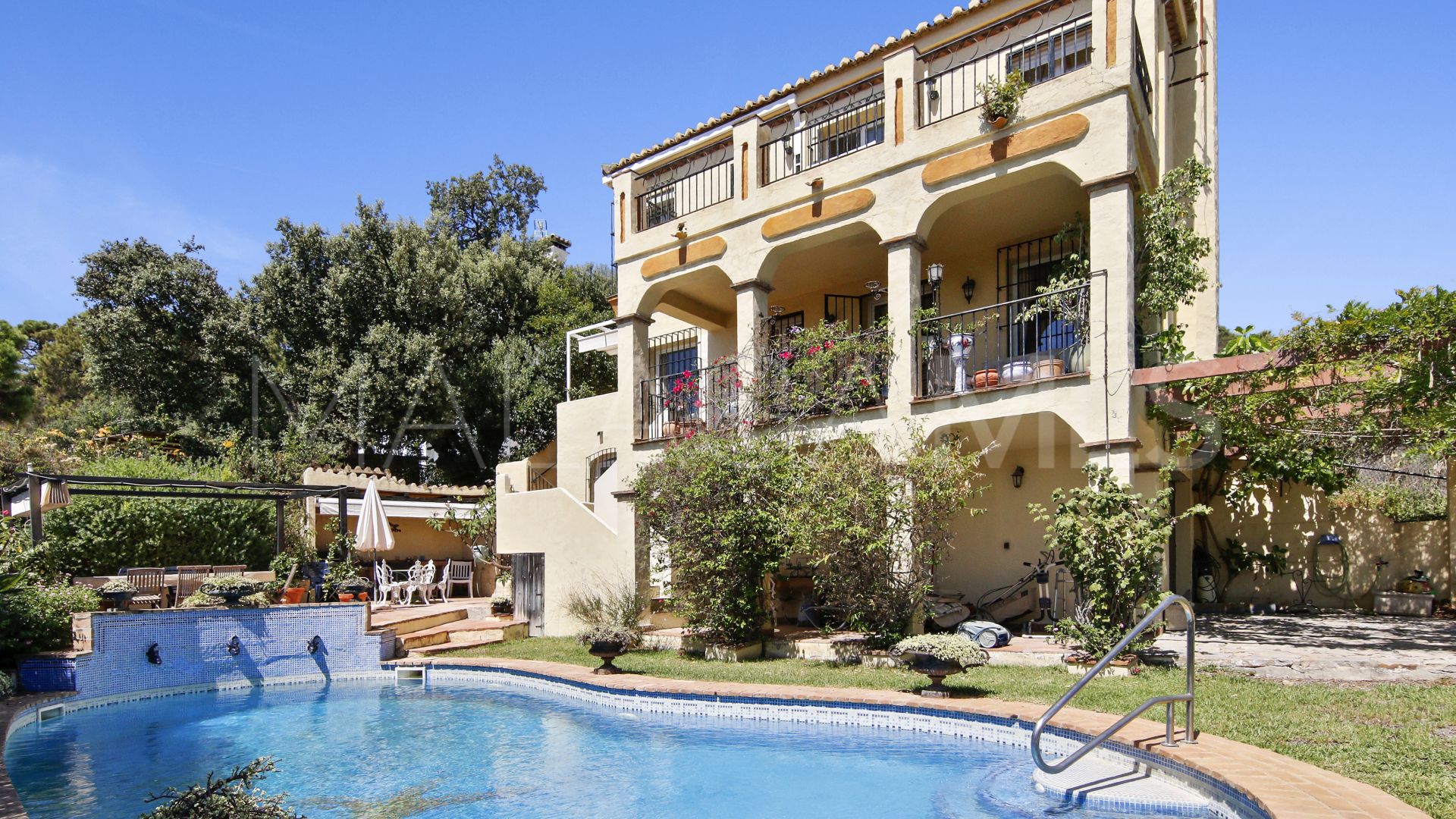 Villa for sale in Forest Hills