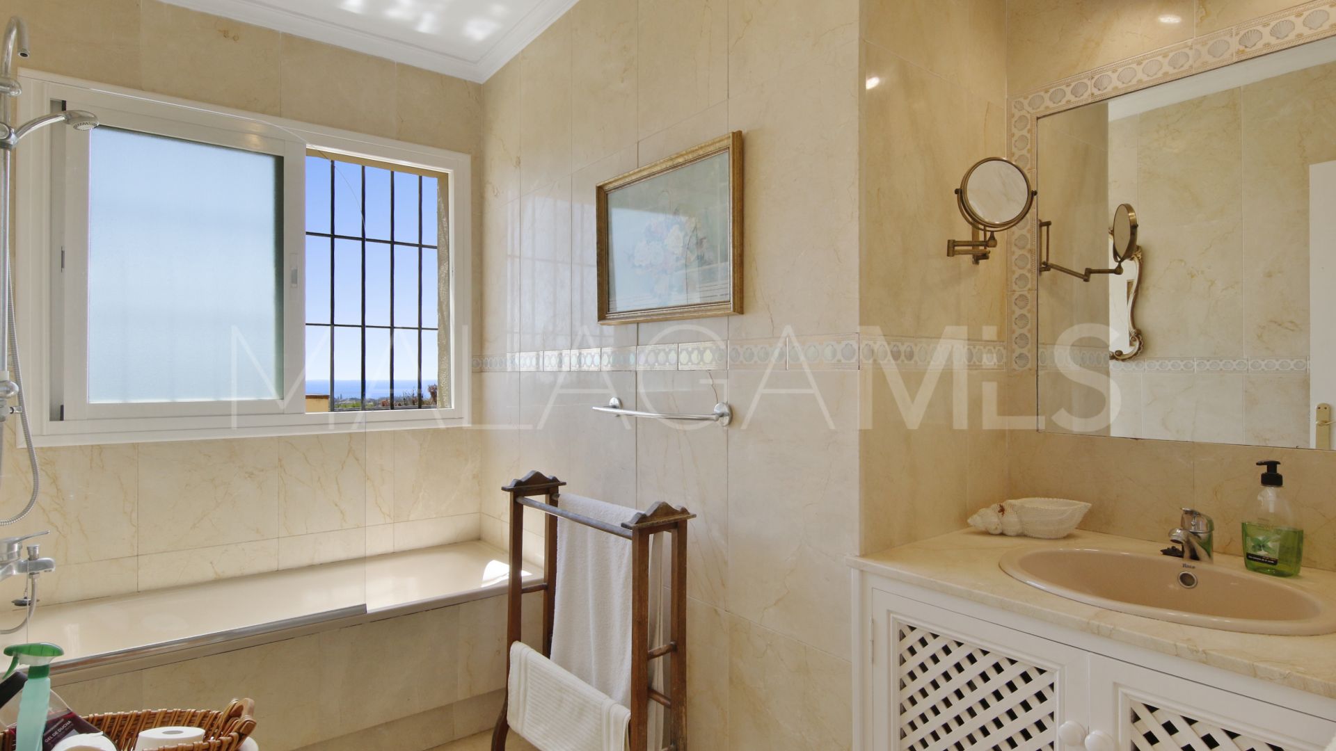 Villa for sale in Forest Hills