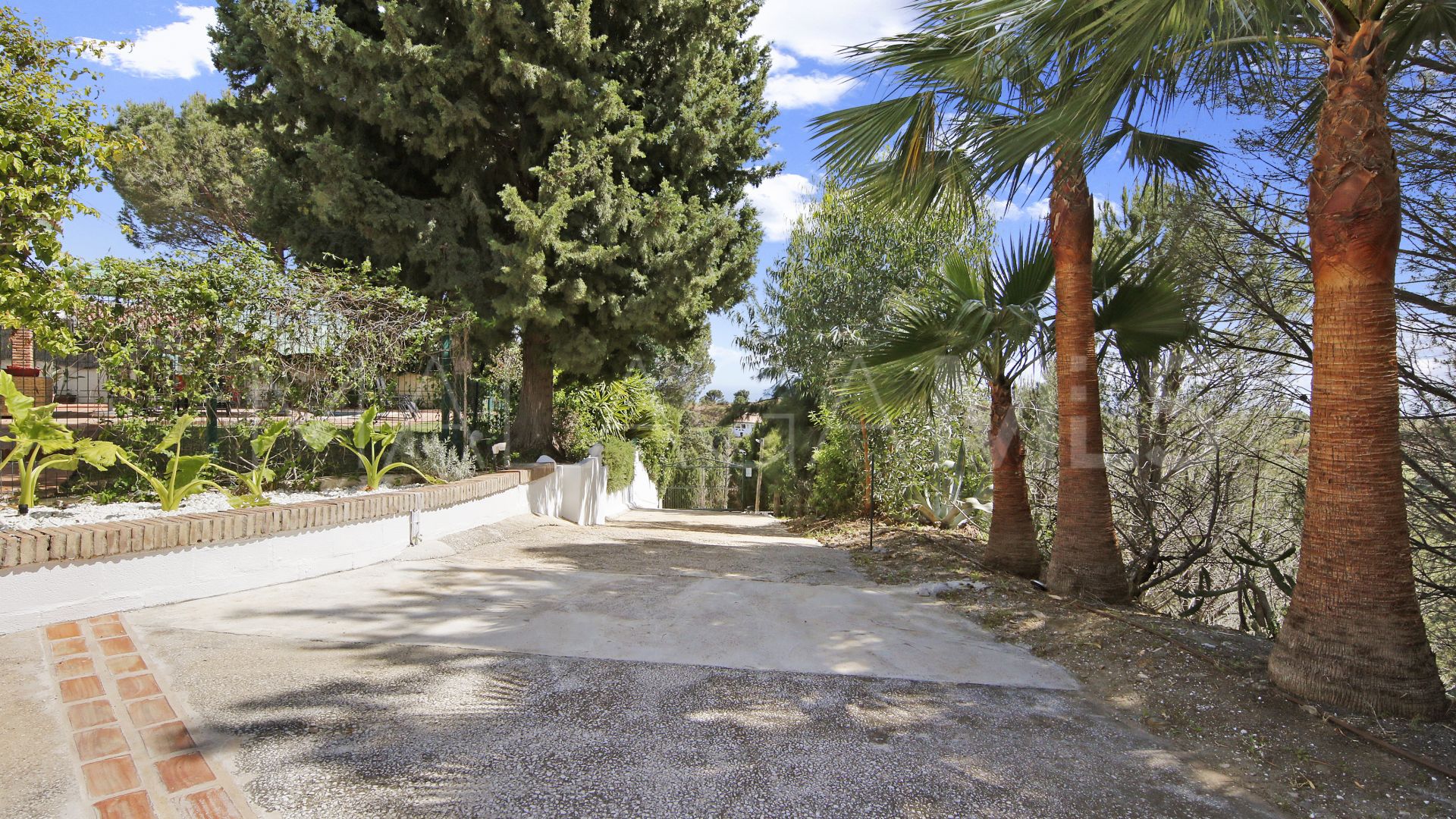 Villa for sale in Los Reales - Sierra Estepona