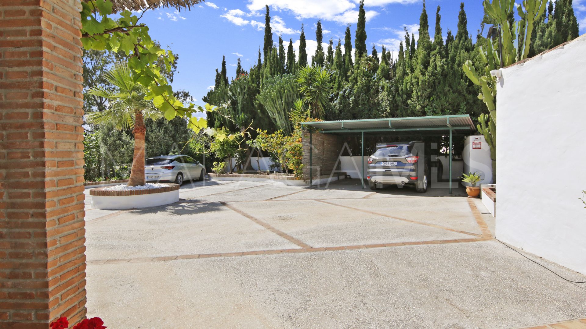 Villa for sale in Los Reales - Sierra Estepona