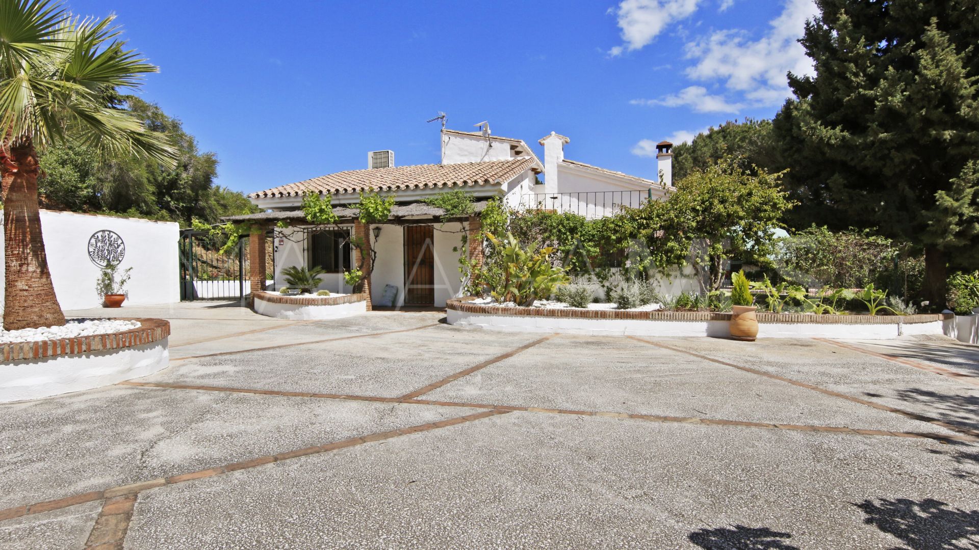 Villa for sale in Los Reales - Sierra Estepona