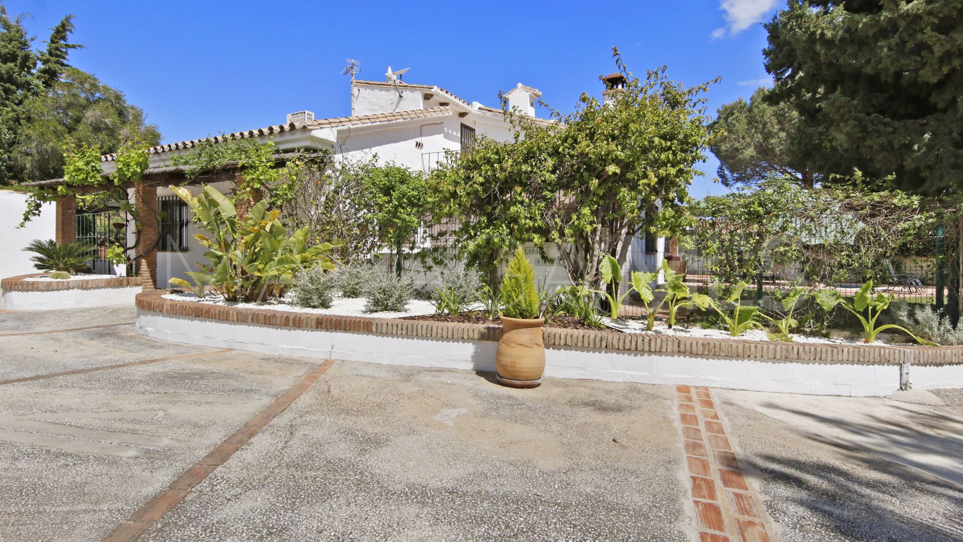Villa for sale in Los Reales - Sierra Estepona
