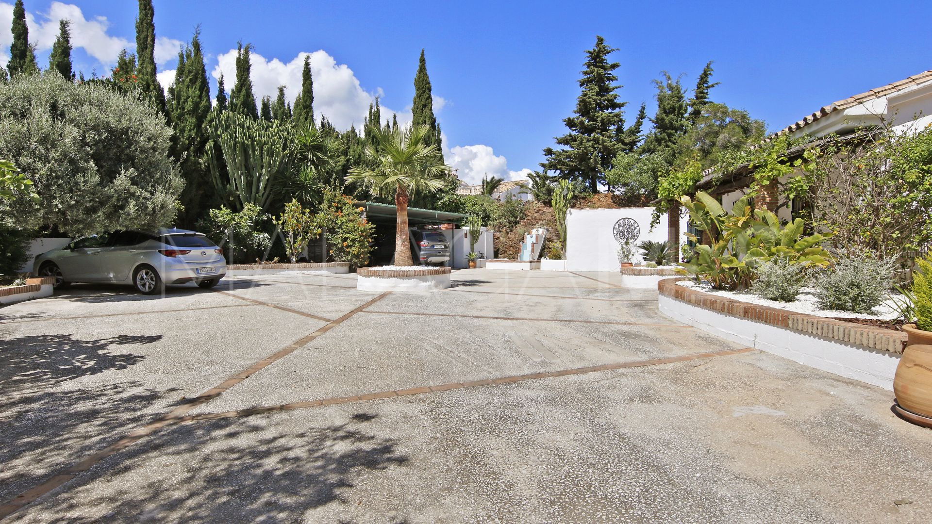 Villa for sale in Los Reales - Sierra Estepona