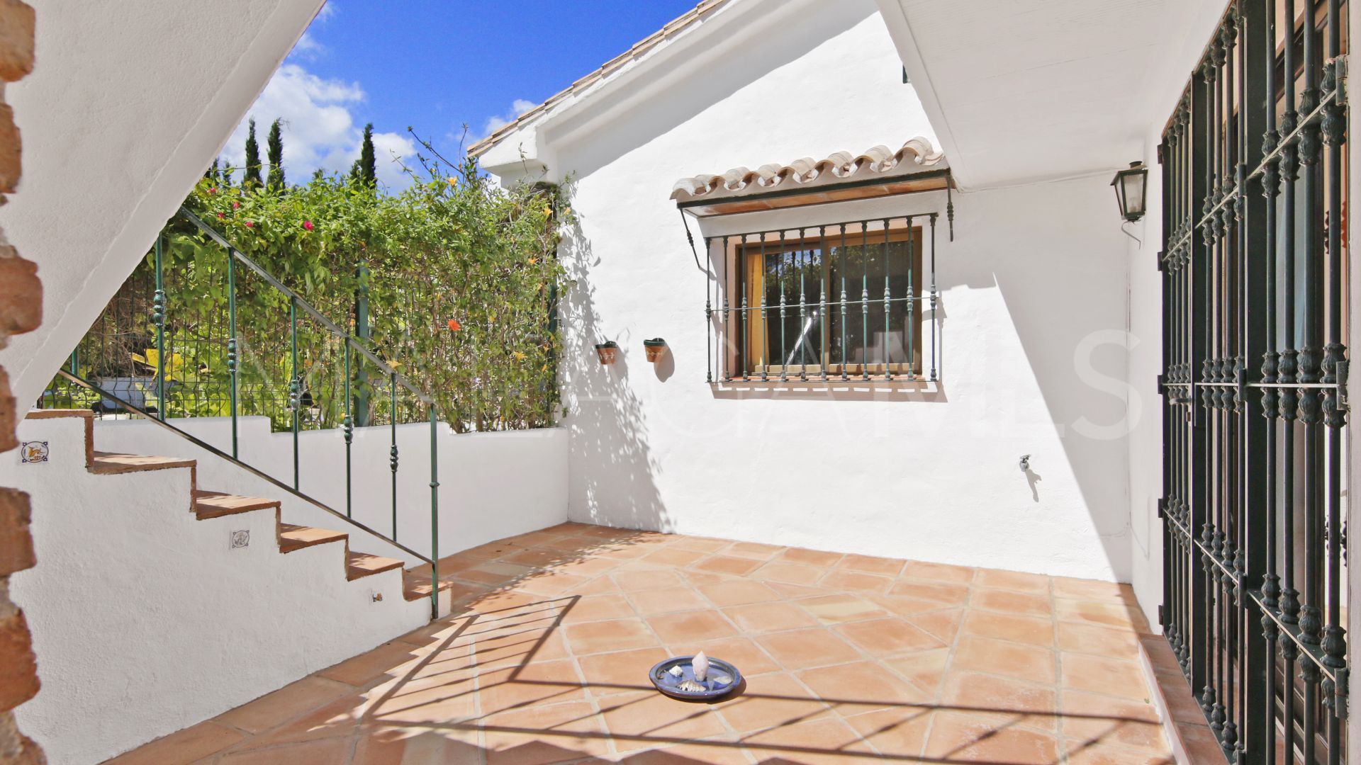 Villa for sale in Los Reales - Sierra Estepona