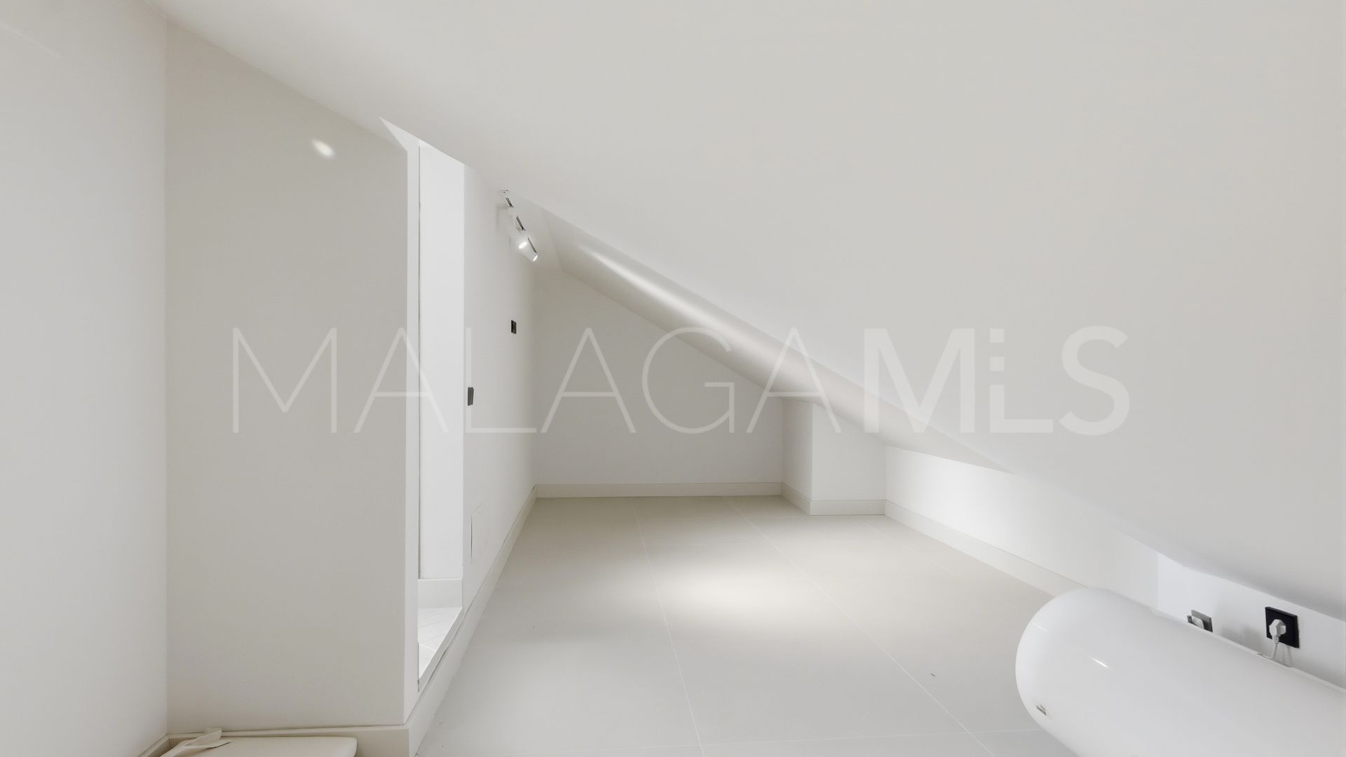 Duplex penthouse for sale in Monte Halcones