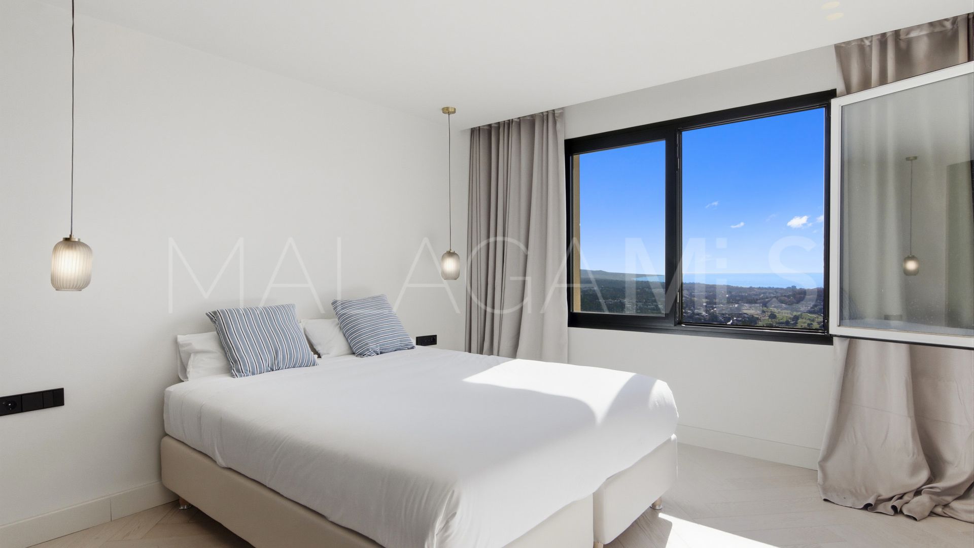 Duplex penthouse for sale in Monte Halcones