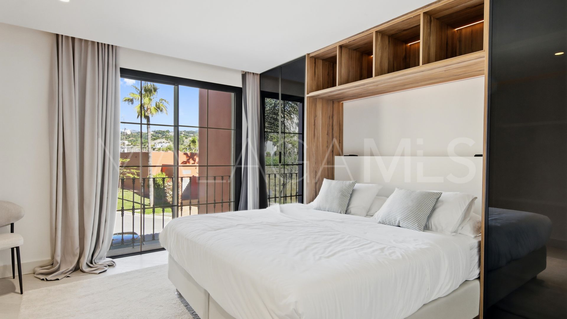 Duplex penthouse for sale in Monte Halcones