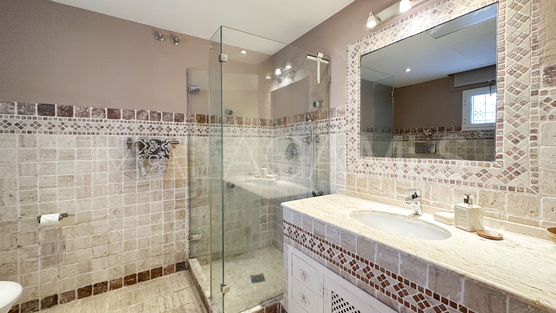 Estepona Este, villa for sale with 6 bedrooms