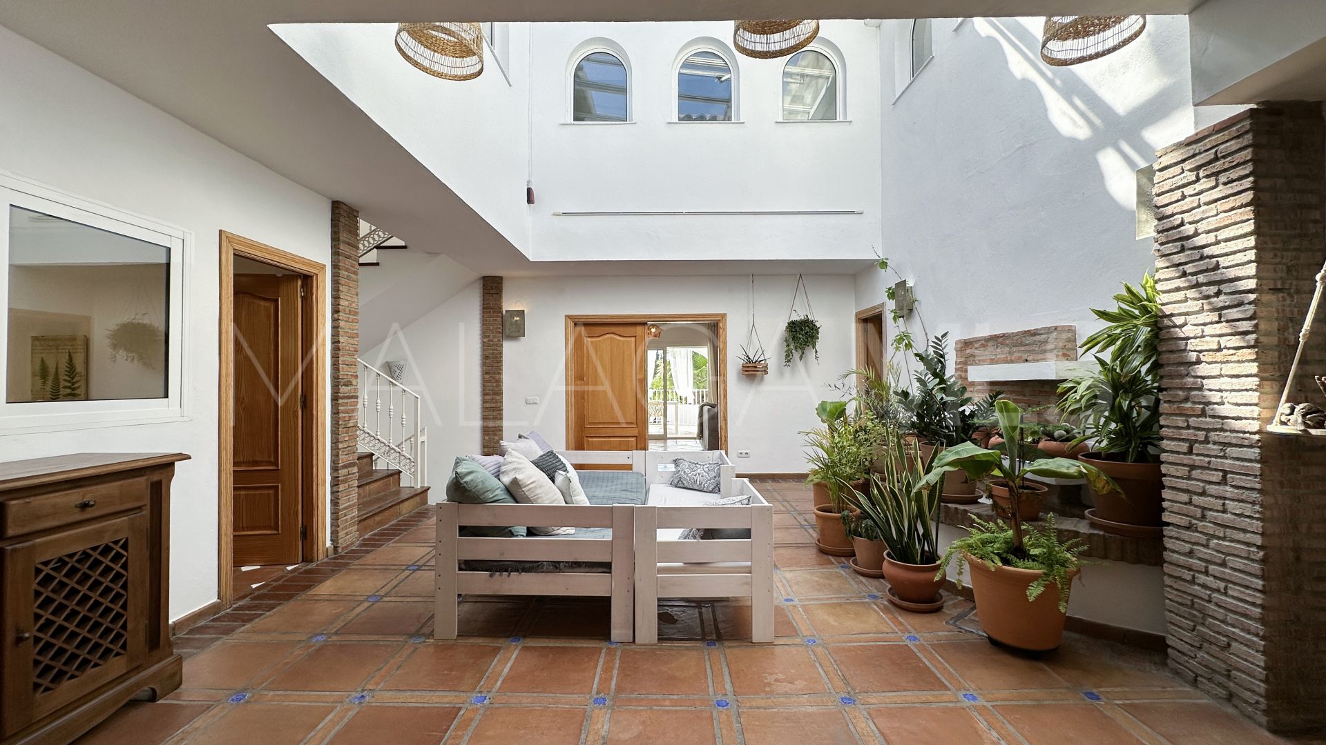 Estepona Este, villa for sale with 6 bedrooms