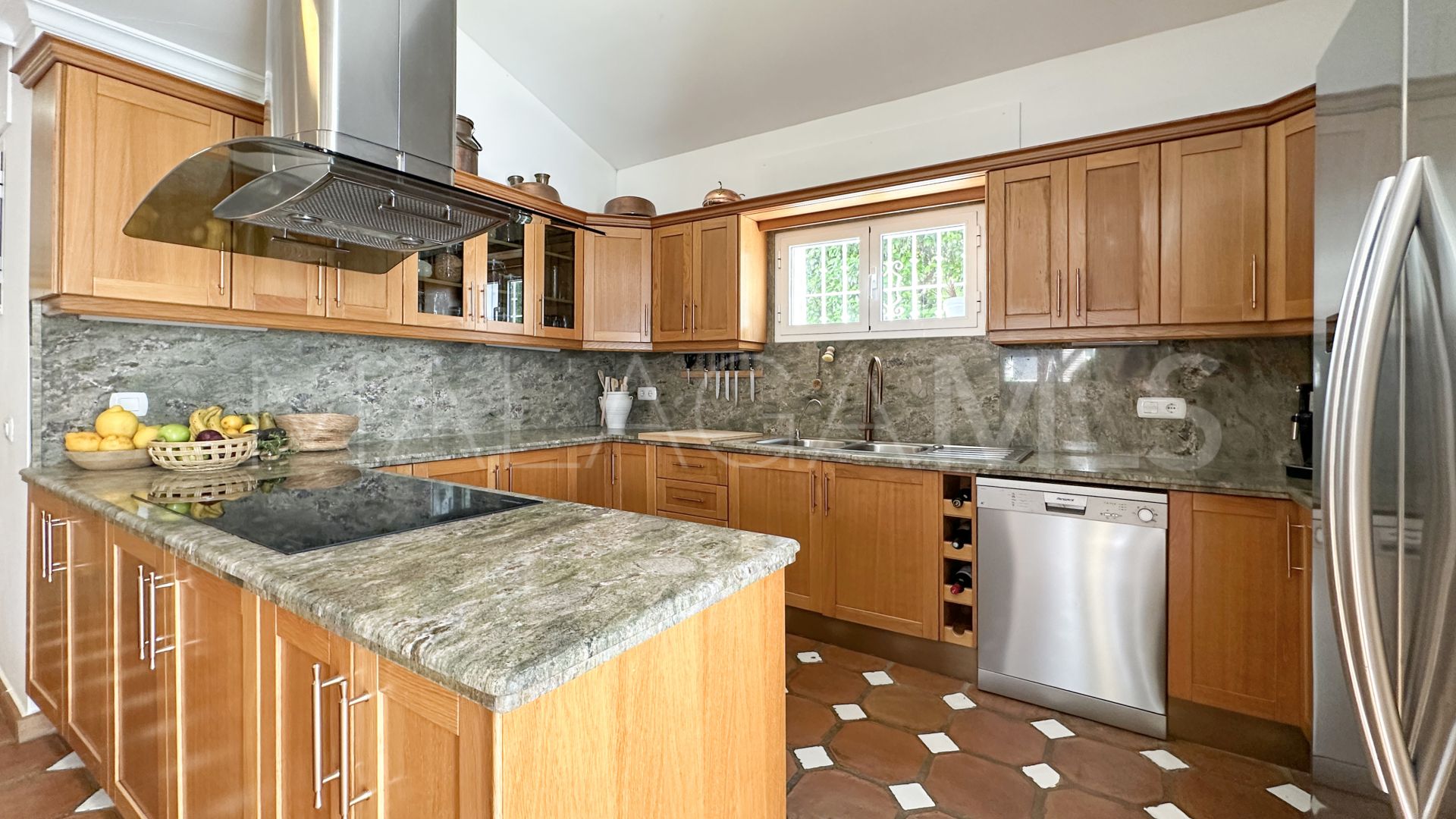 Estepona Este, villa for sale with 6 bedrooms