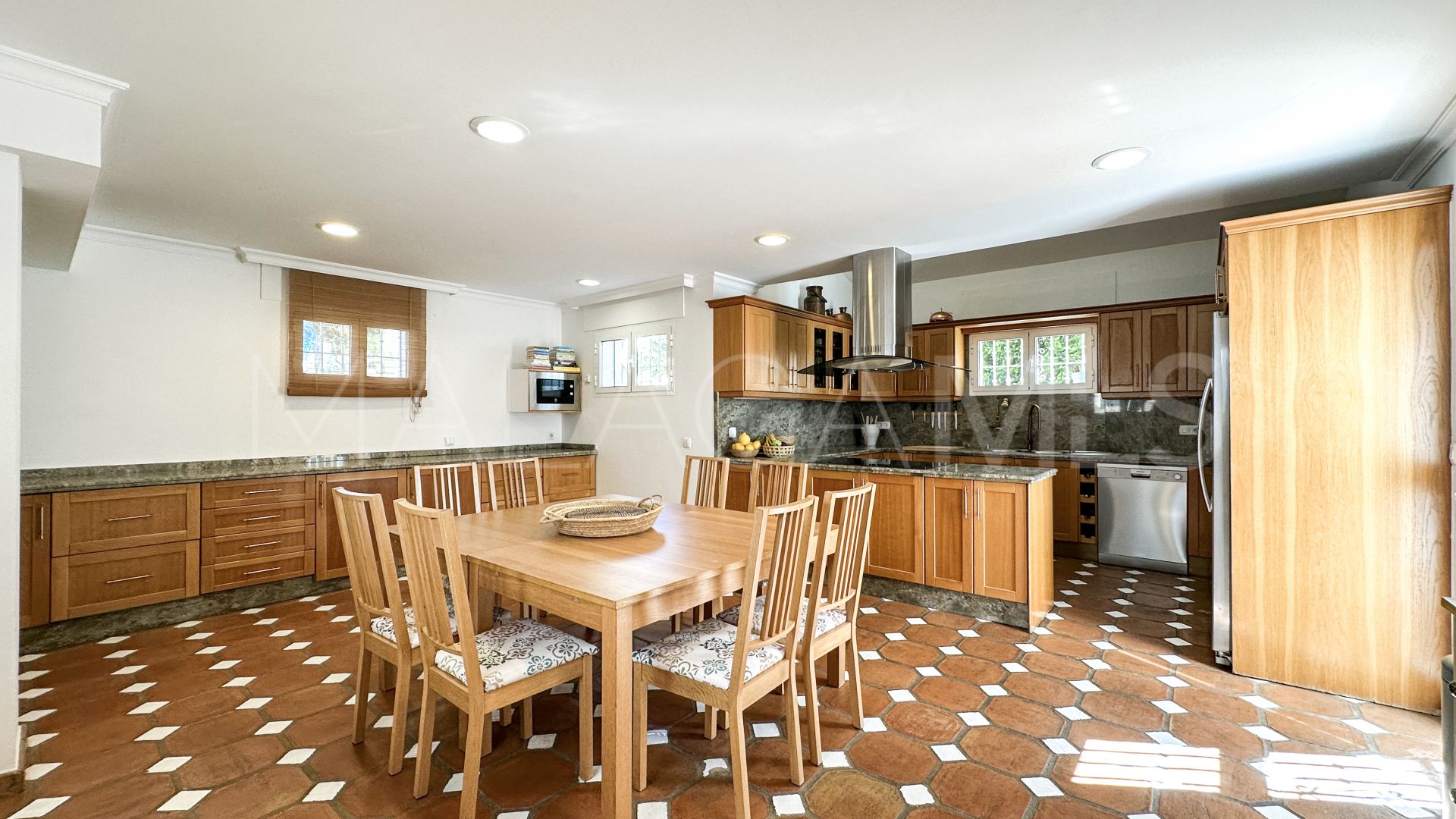 Estepona Este, villa for sale with 6 bedrooms