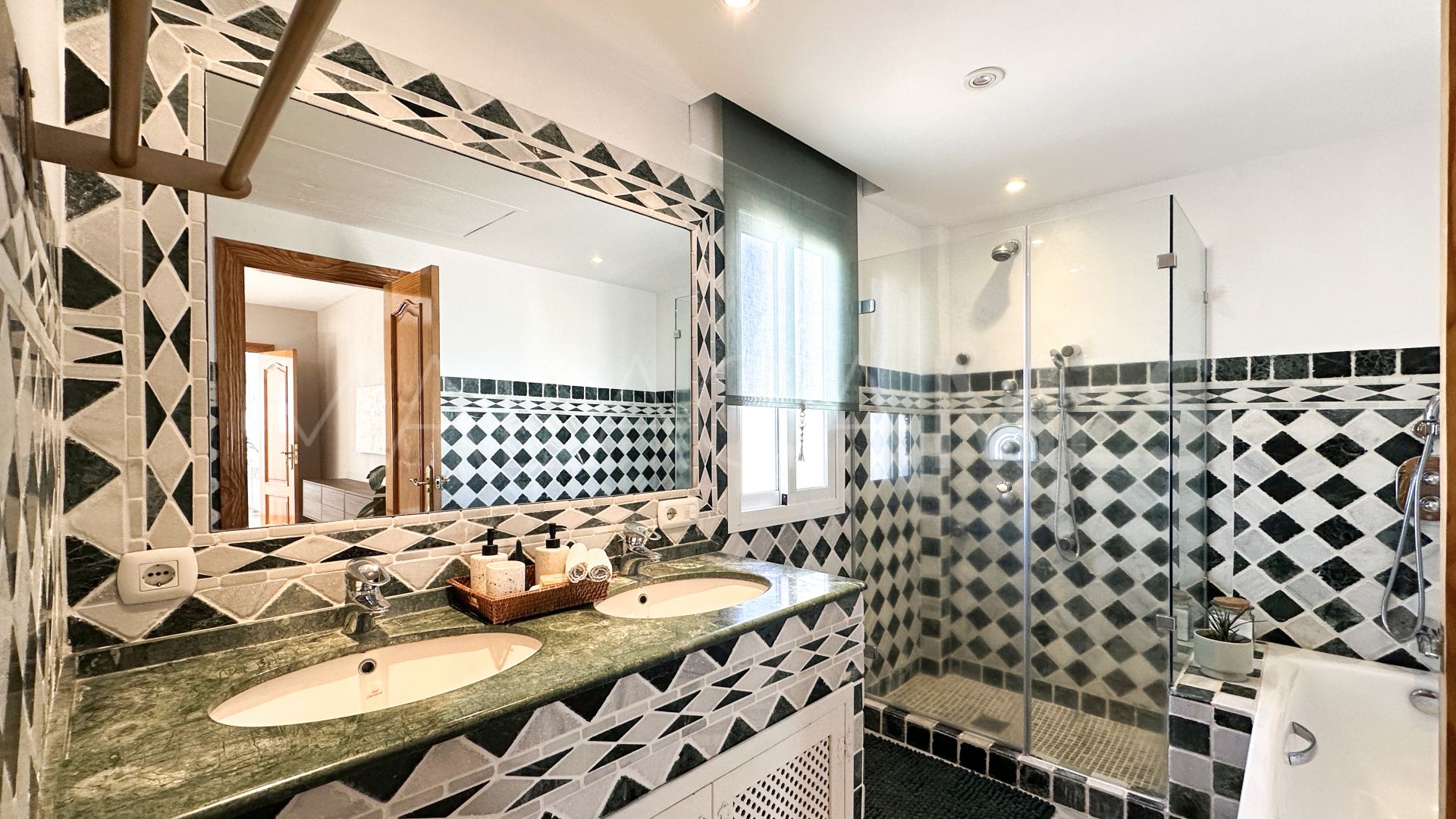 Estepona Este, villa for sale with 6 bedrooms