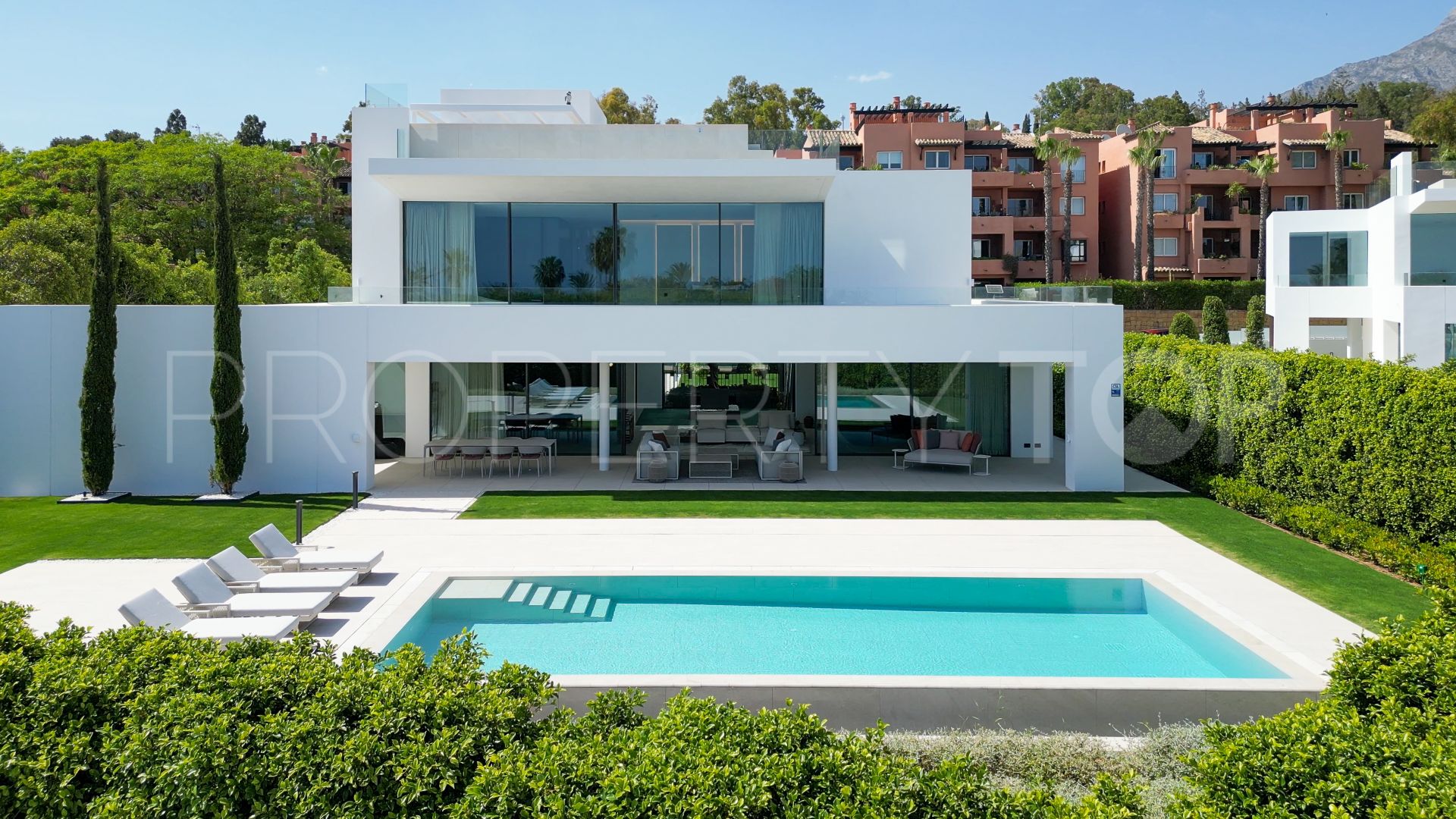 5 bedrooms villa in Marbella Golden Mile for sale