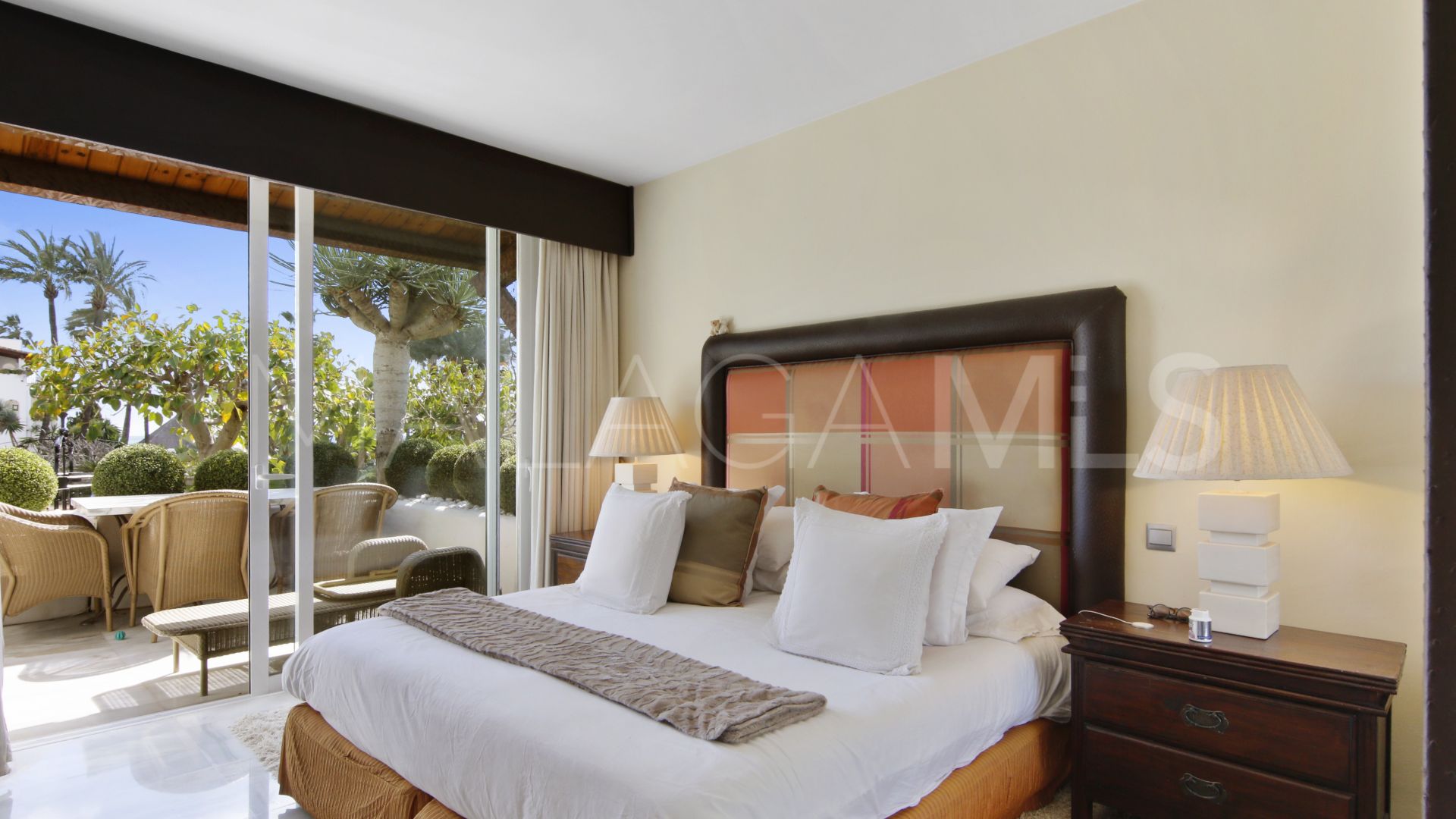 Apartamento planta baja for sale with 2 bedrooms in Alcazaba Beach