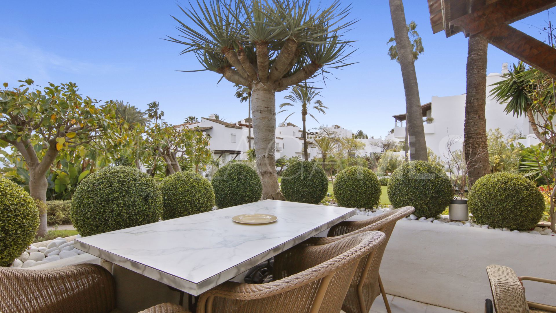 Apartamento planta baja for sale with 2 bedrooms in Alcazaba Beach