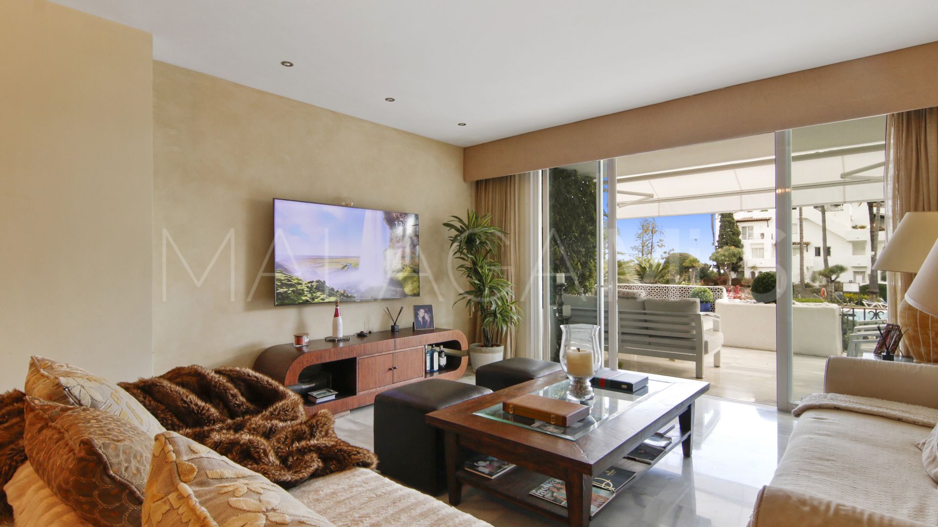 Apartamento planta baja for sale with 2 bedrooms in Alcazaba Beach