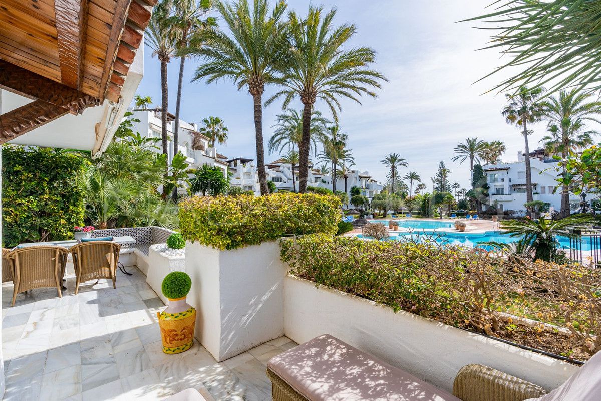 Apartamento planta baja for sale with 2 bedrooms in Alcazaba Beach