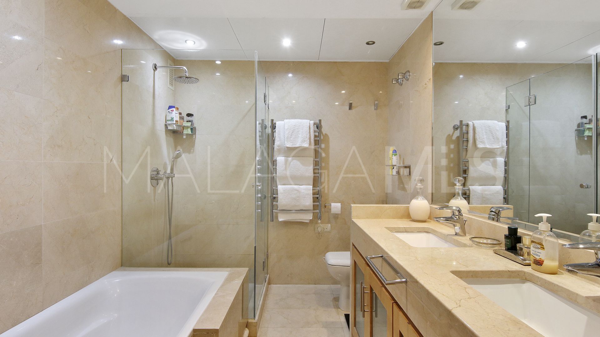 Apartamento planta baja for sale with 2 bedrooms in Alcazaba Beach