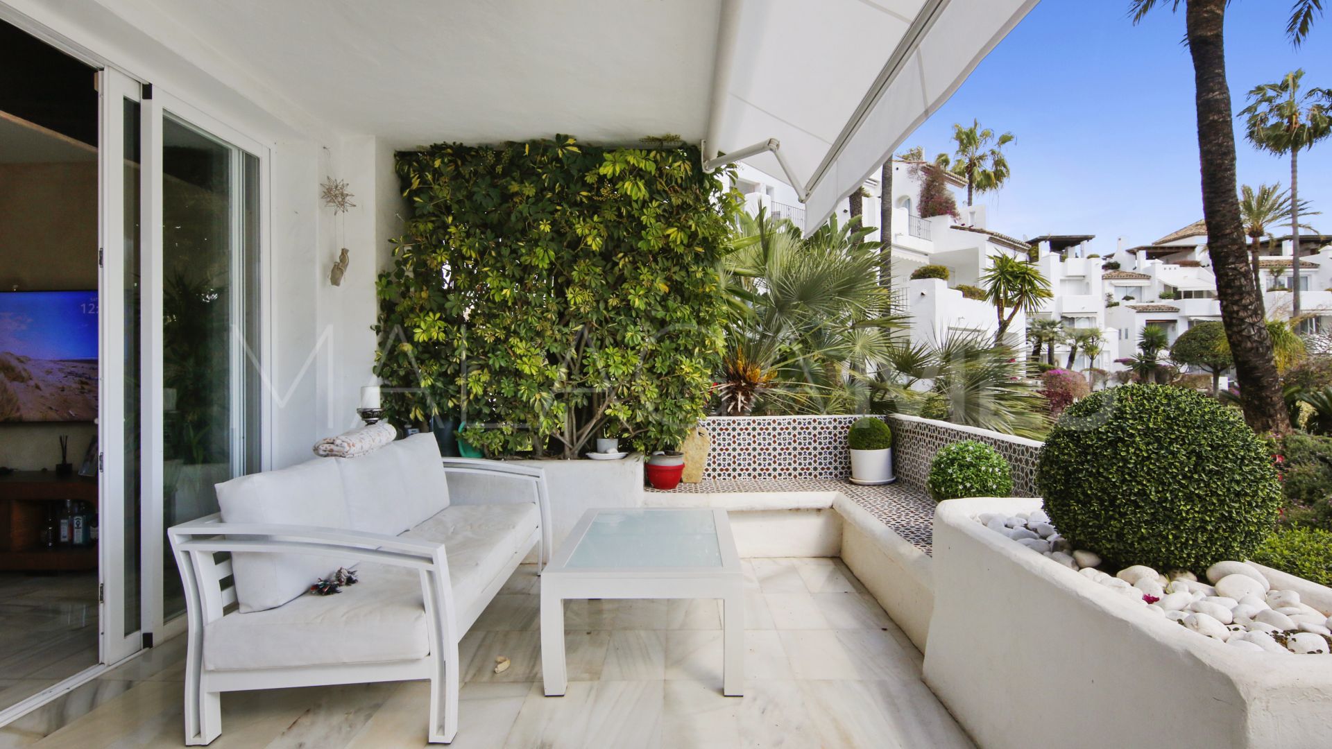 Apartamento planta baja for sale with 2 bedrooms in Alcazaba Beach
