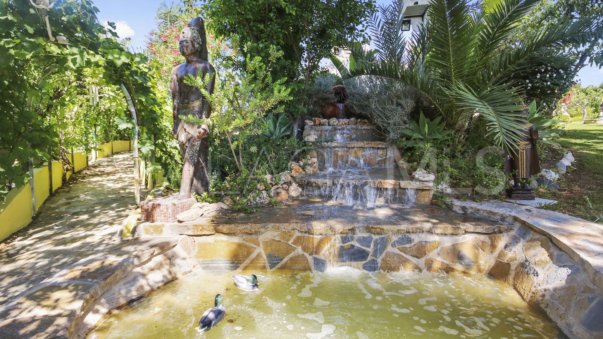 Villa for sale in Estepona