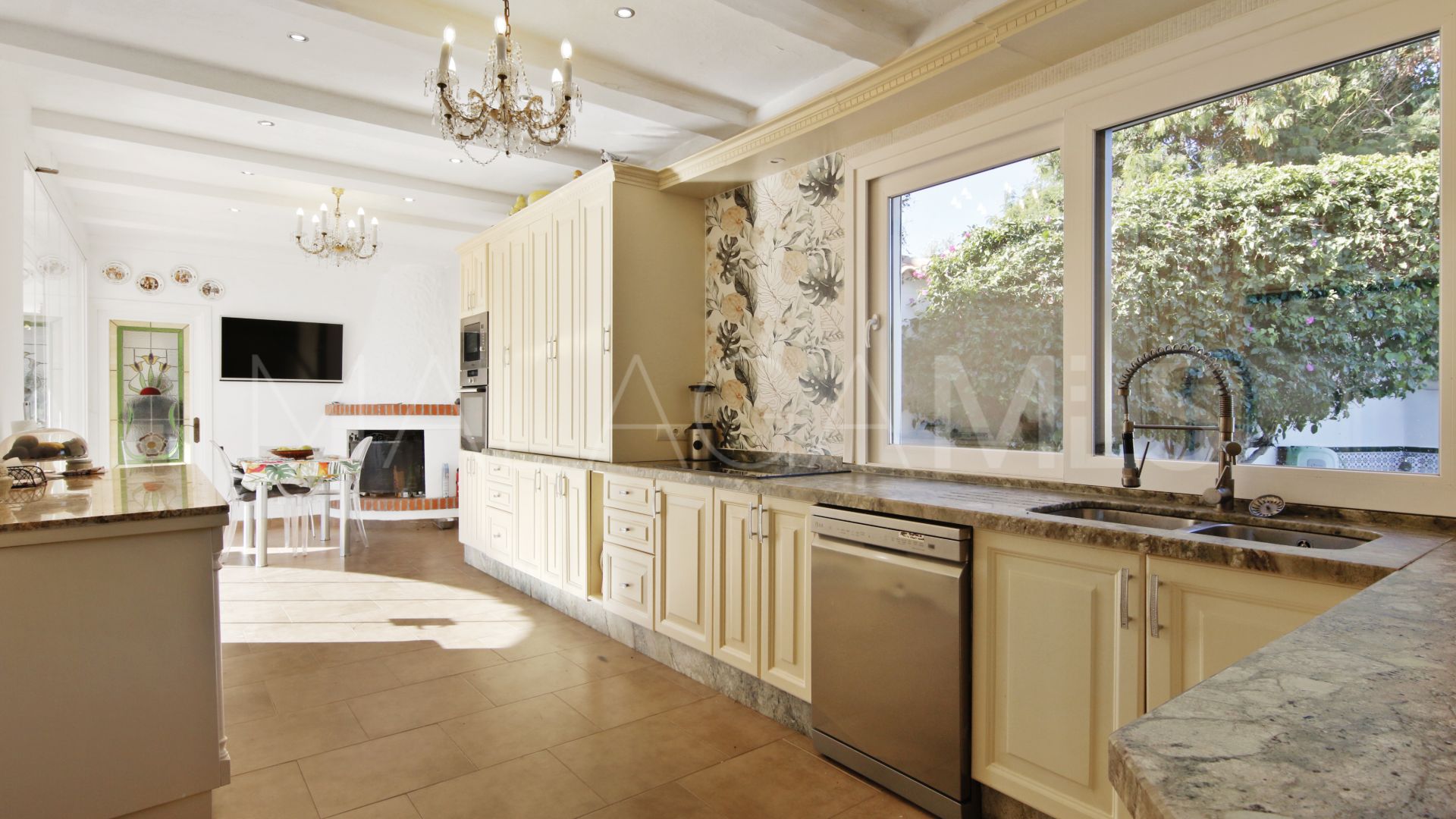 Villa for sale in Estepona