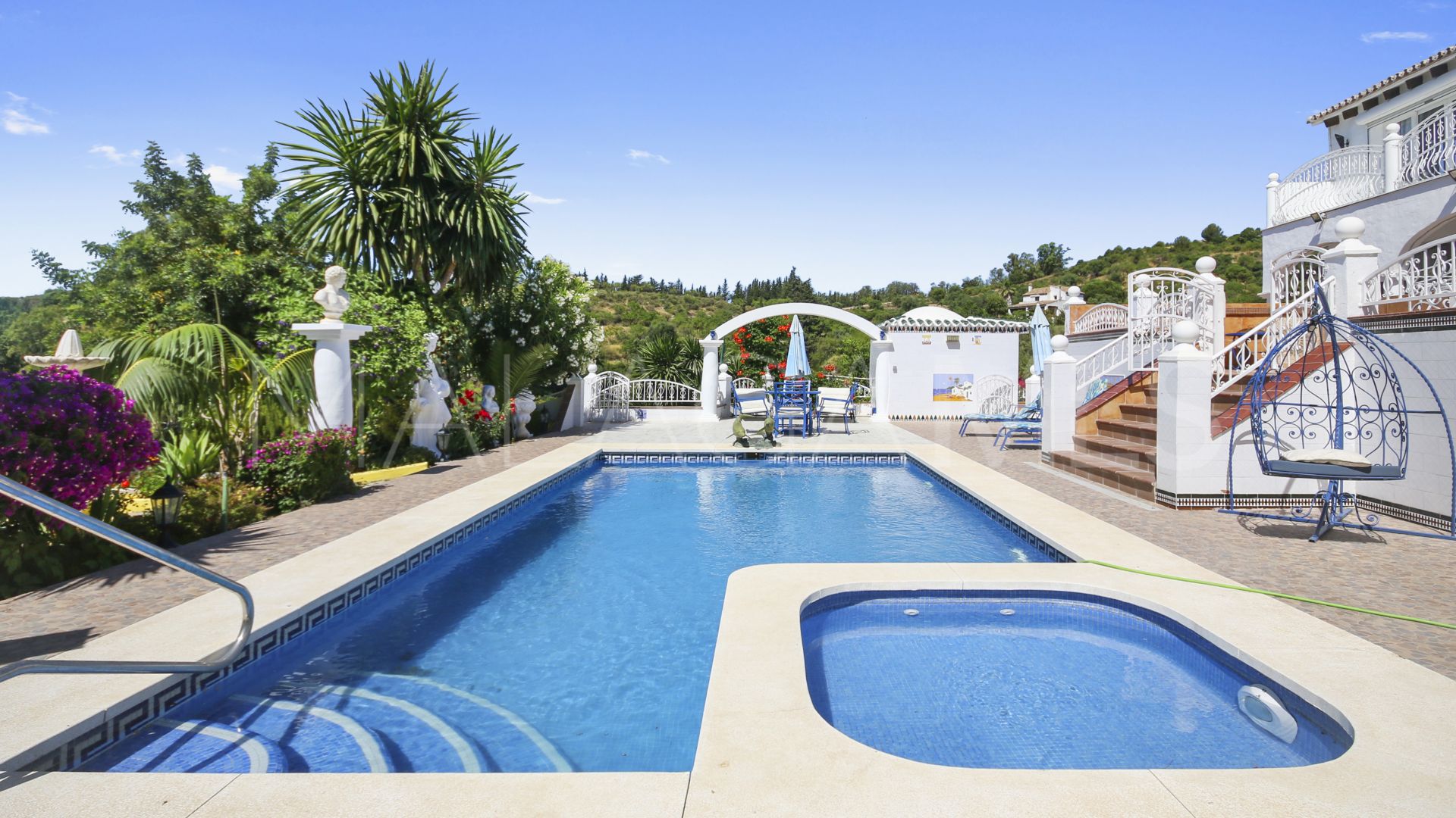 Villa for sale in Estepona