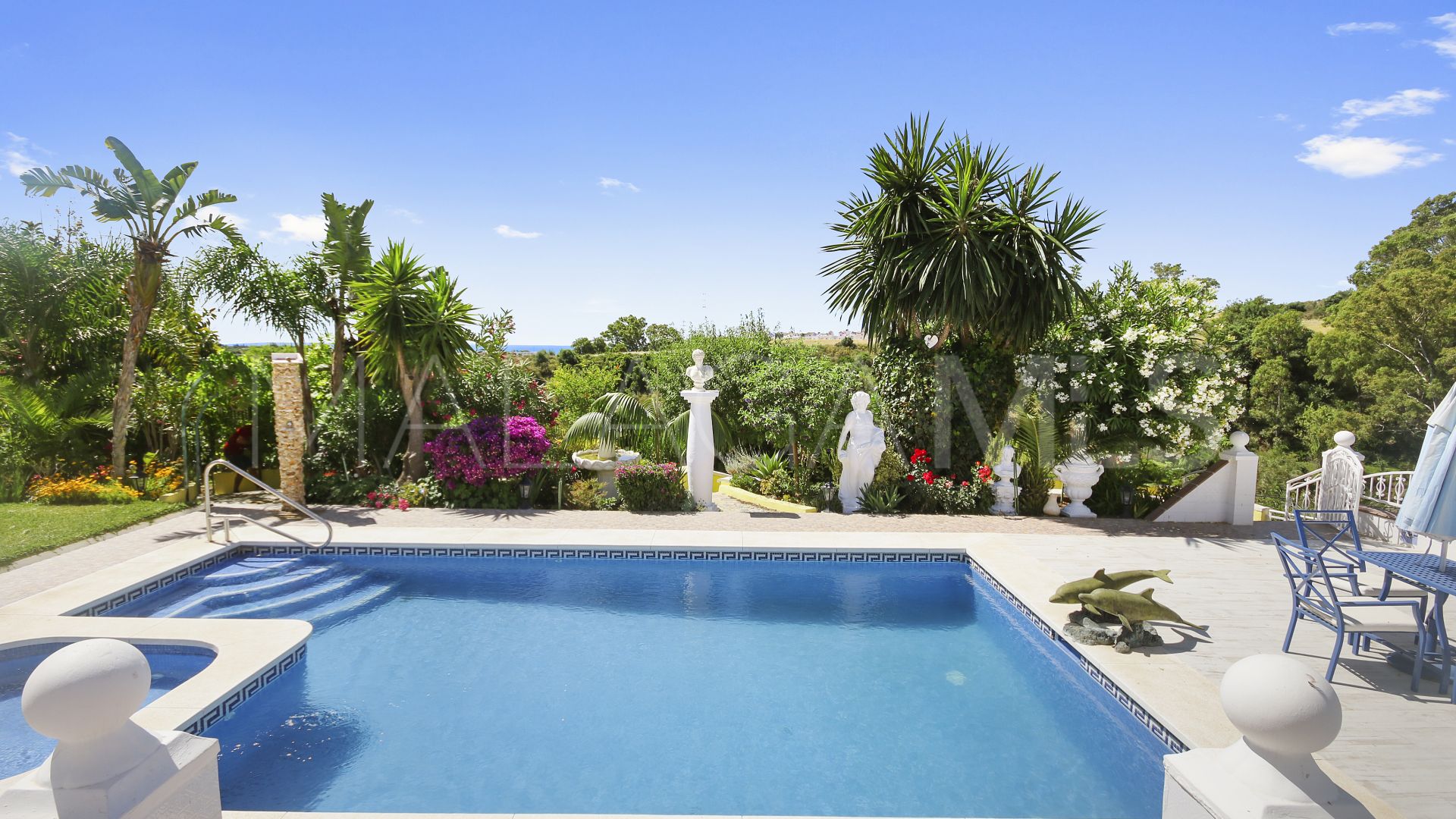 Villa for sale in Estepona