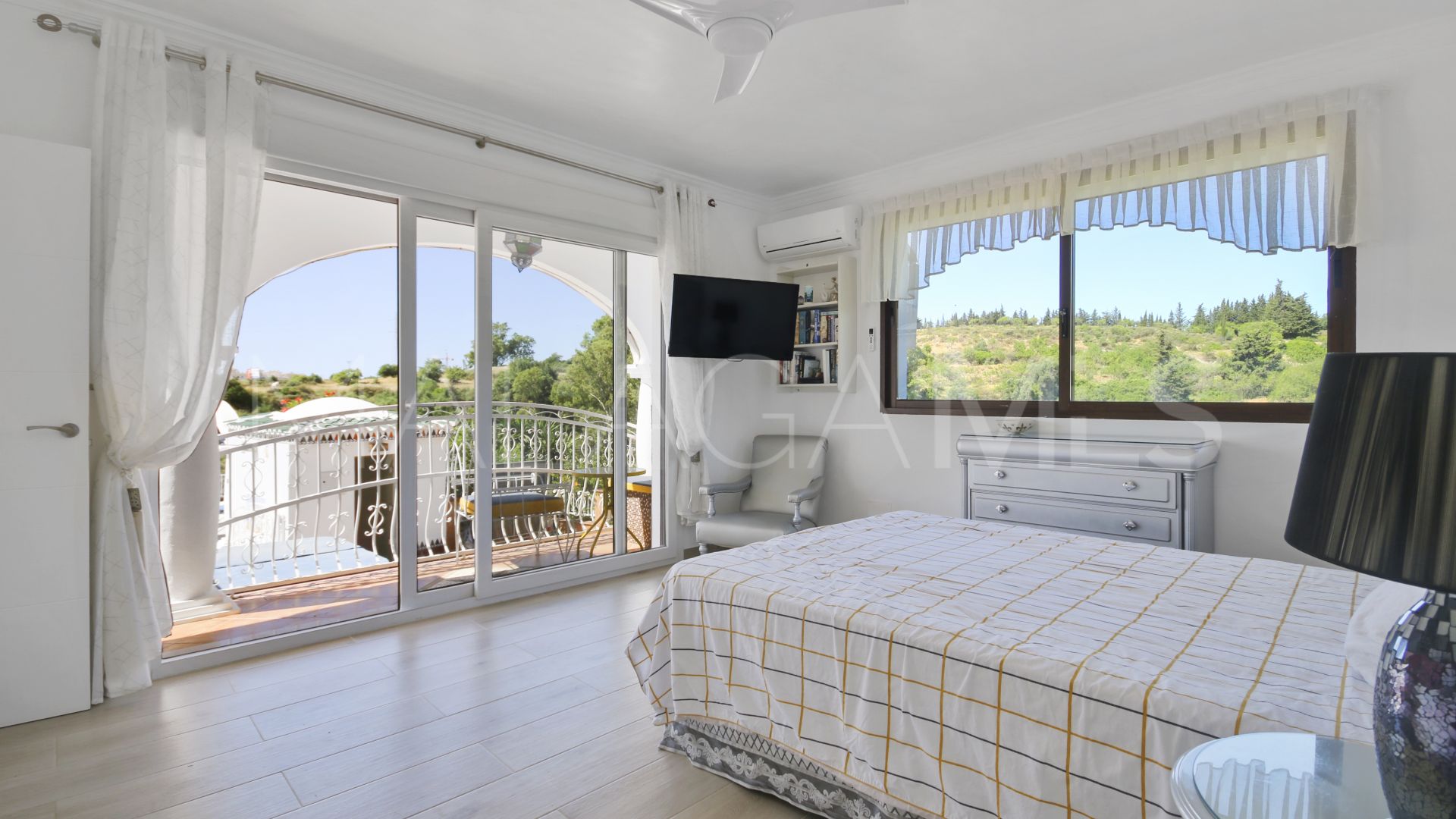 Villa for sale in Estepona