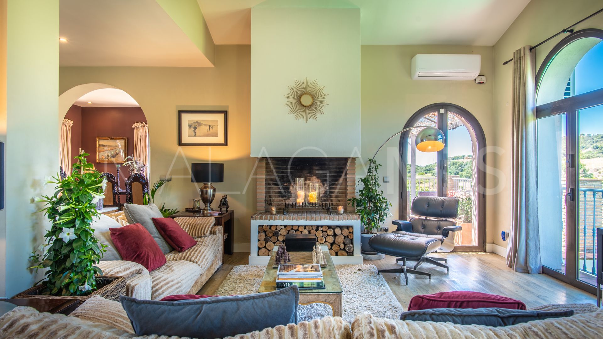 Villa for sale in Forest Hills