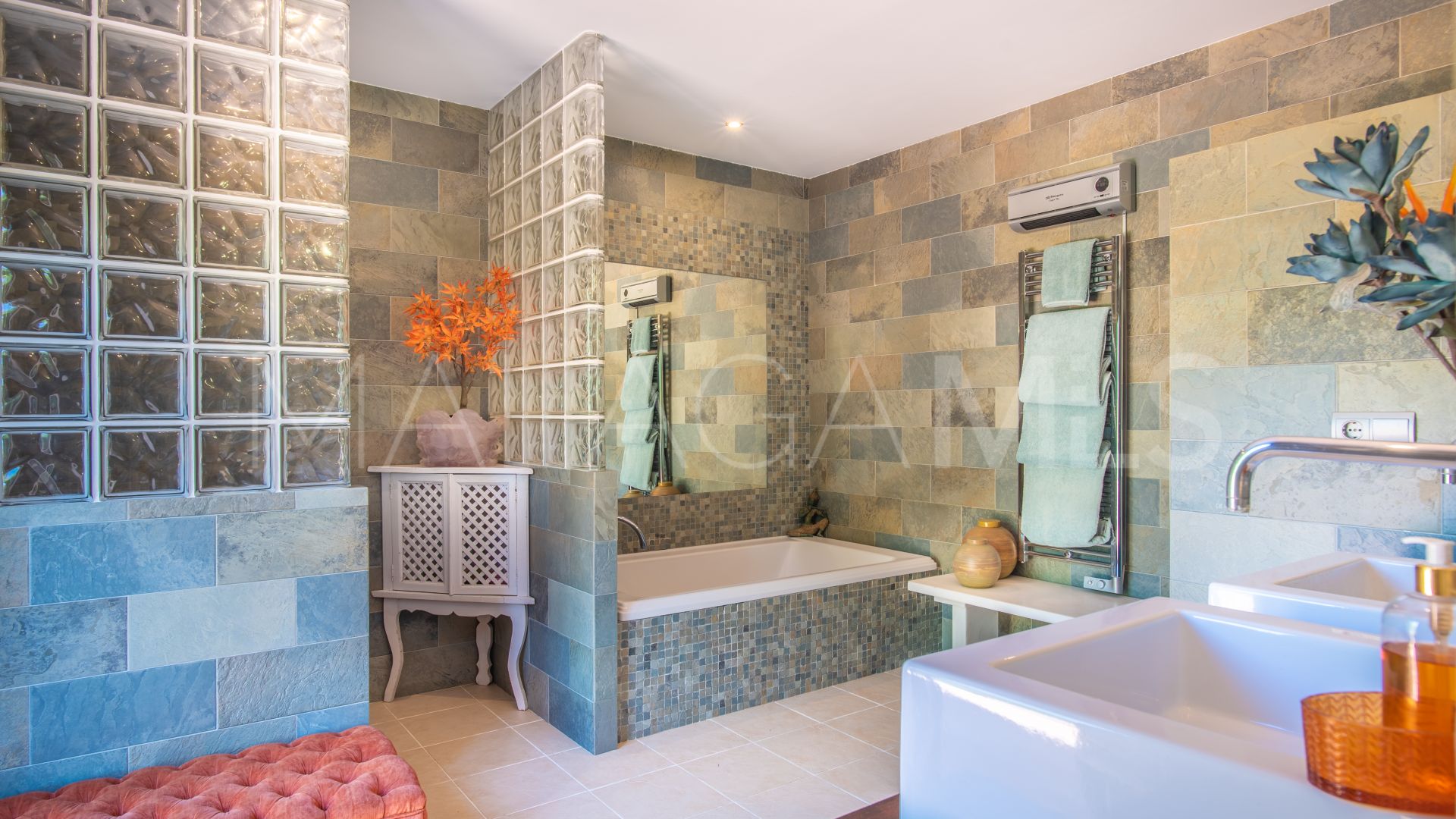 Villa for sale in Forest Hills