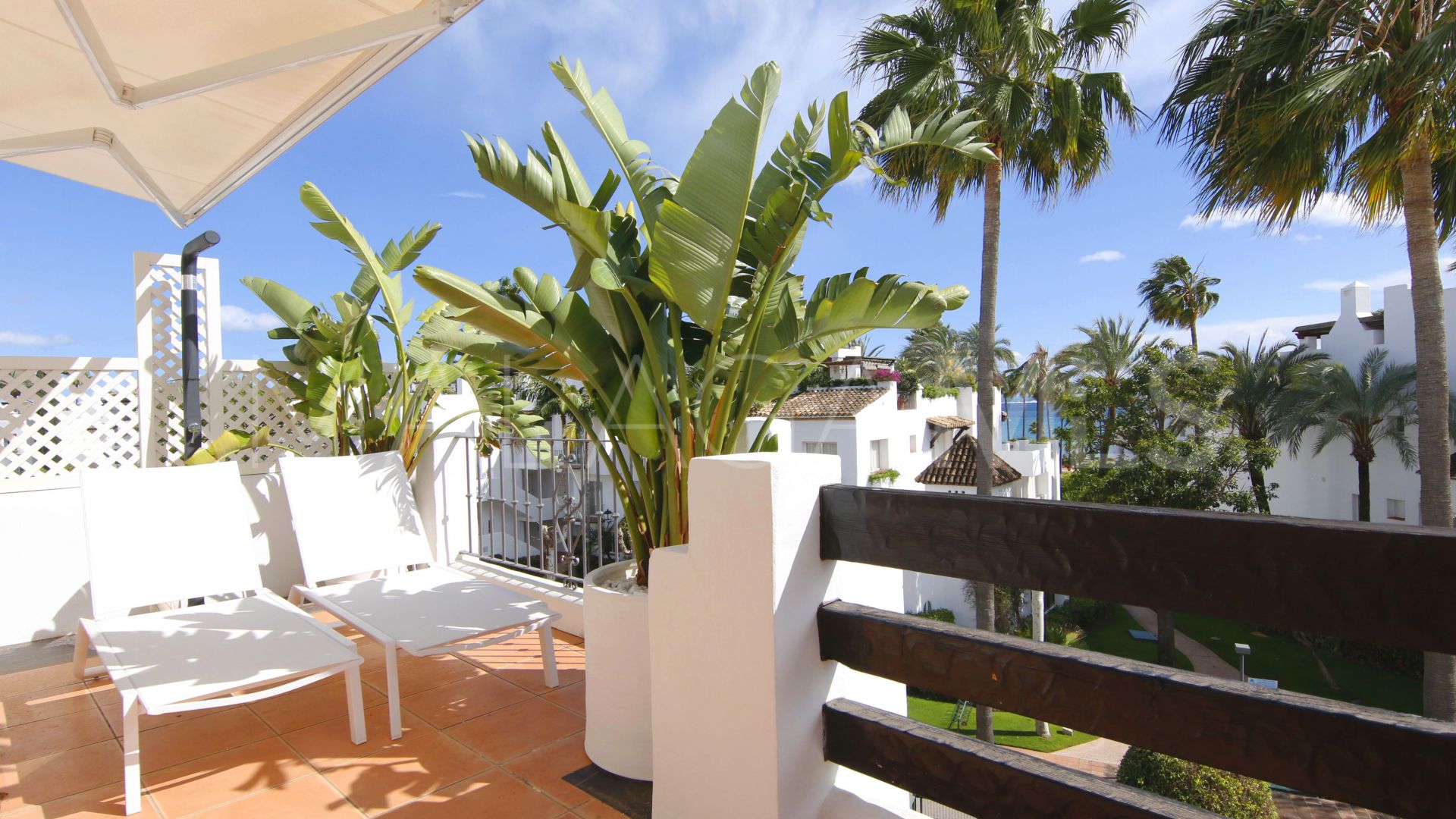 For sale penthouse in Alcazaba Beach with 2 bedrooms