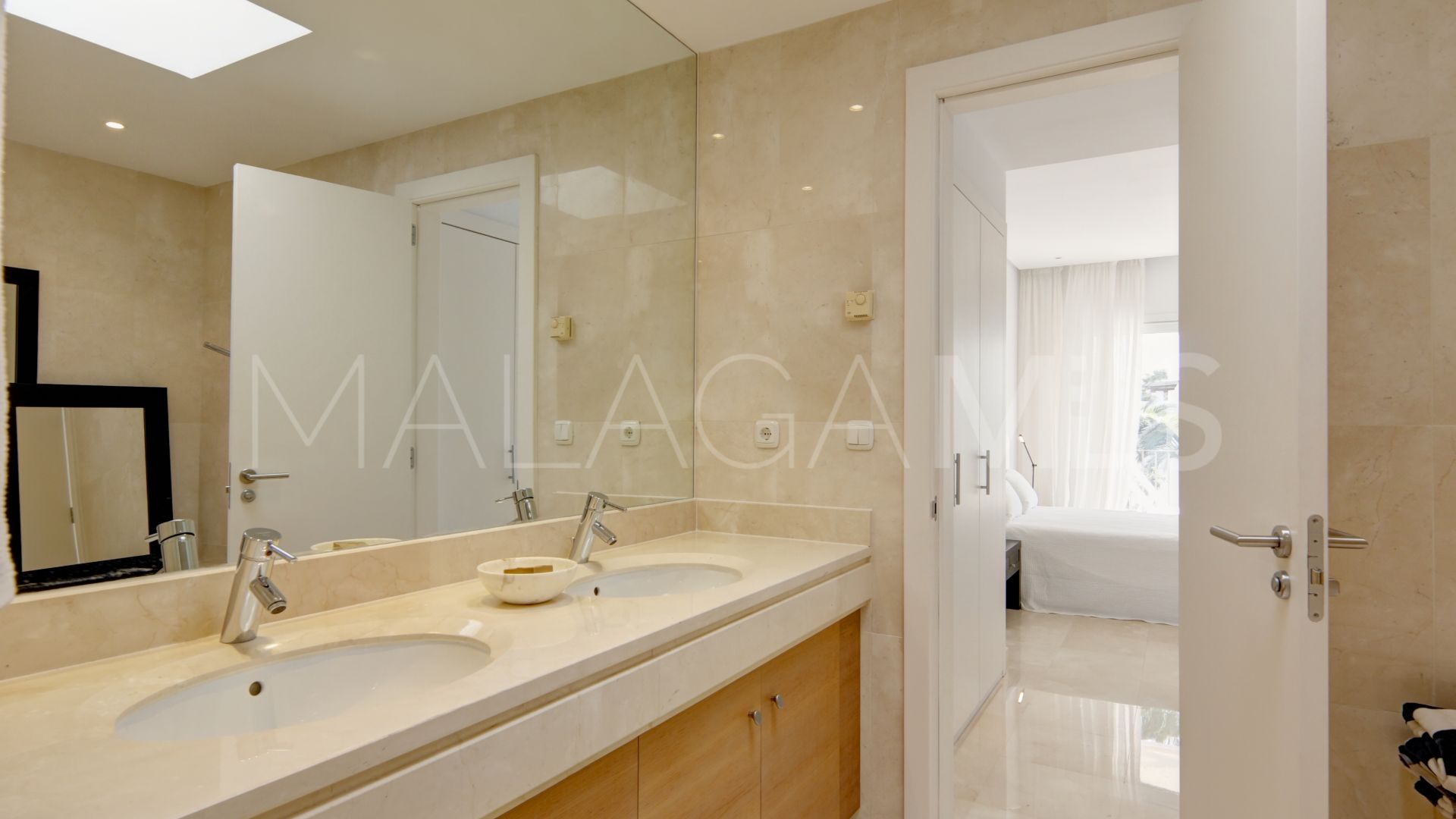 For sale penthouse in Alcazaba Beach with 2 bedrooms