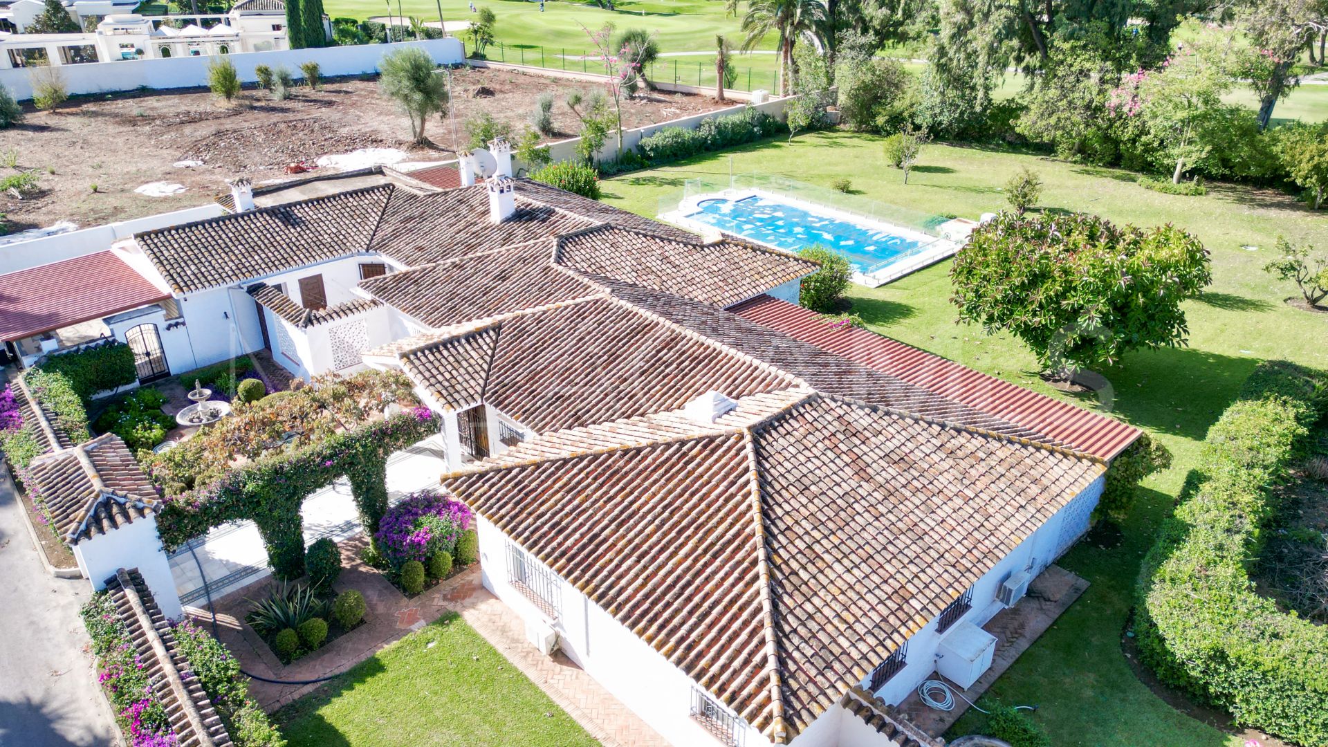 Villa for sale in Guadalmina Baja