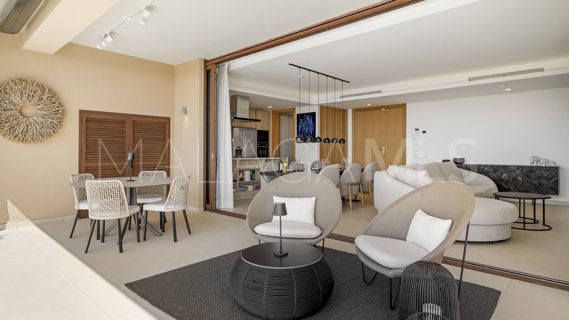 For sale 2 bedrooms apartment in Benahavis