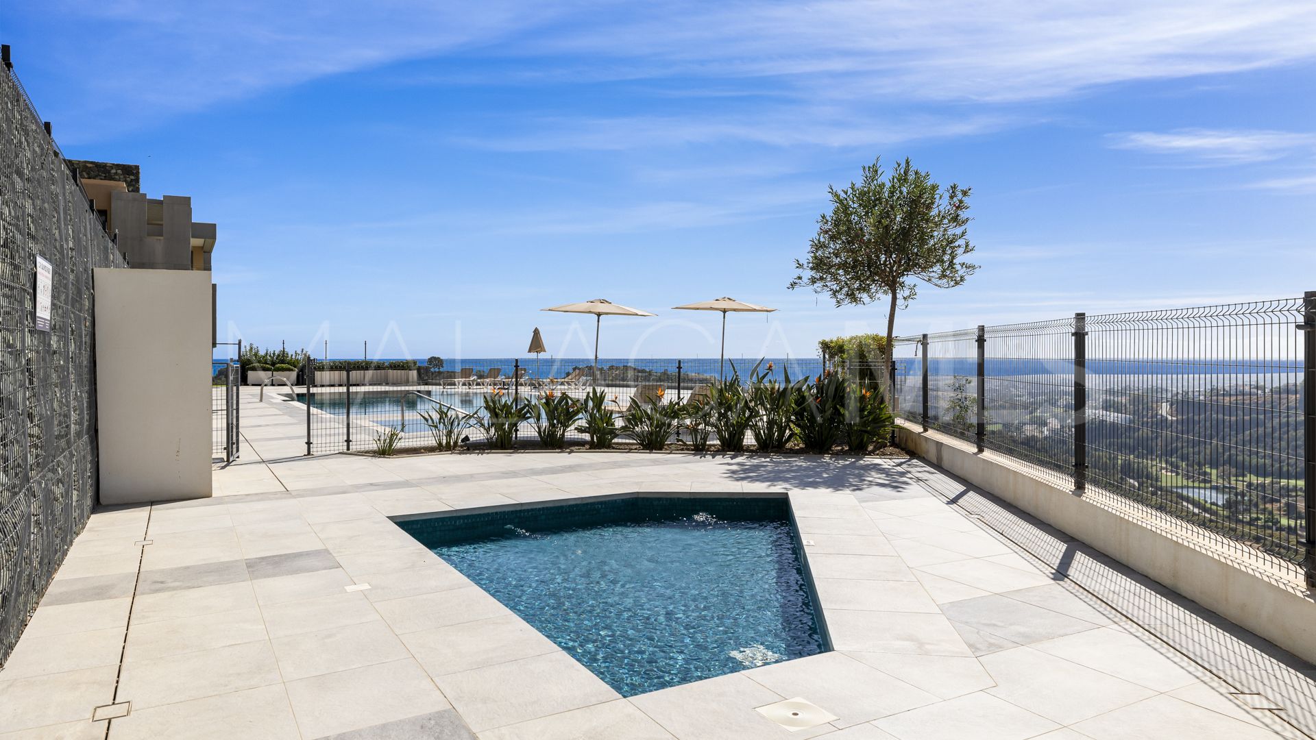 For sale 2 bedrooms apartment in Benahavis