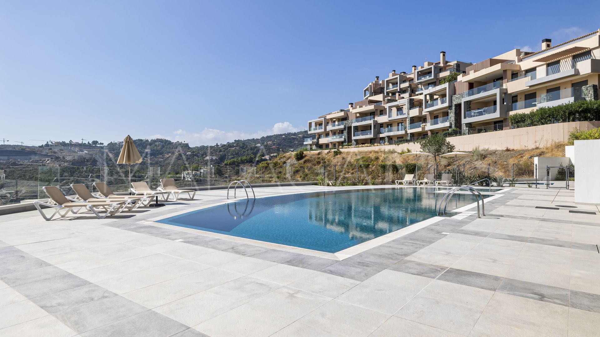 For sale 2 bedrooms apartment in Benahavis