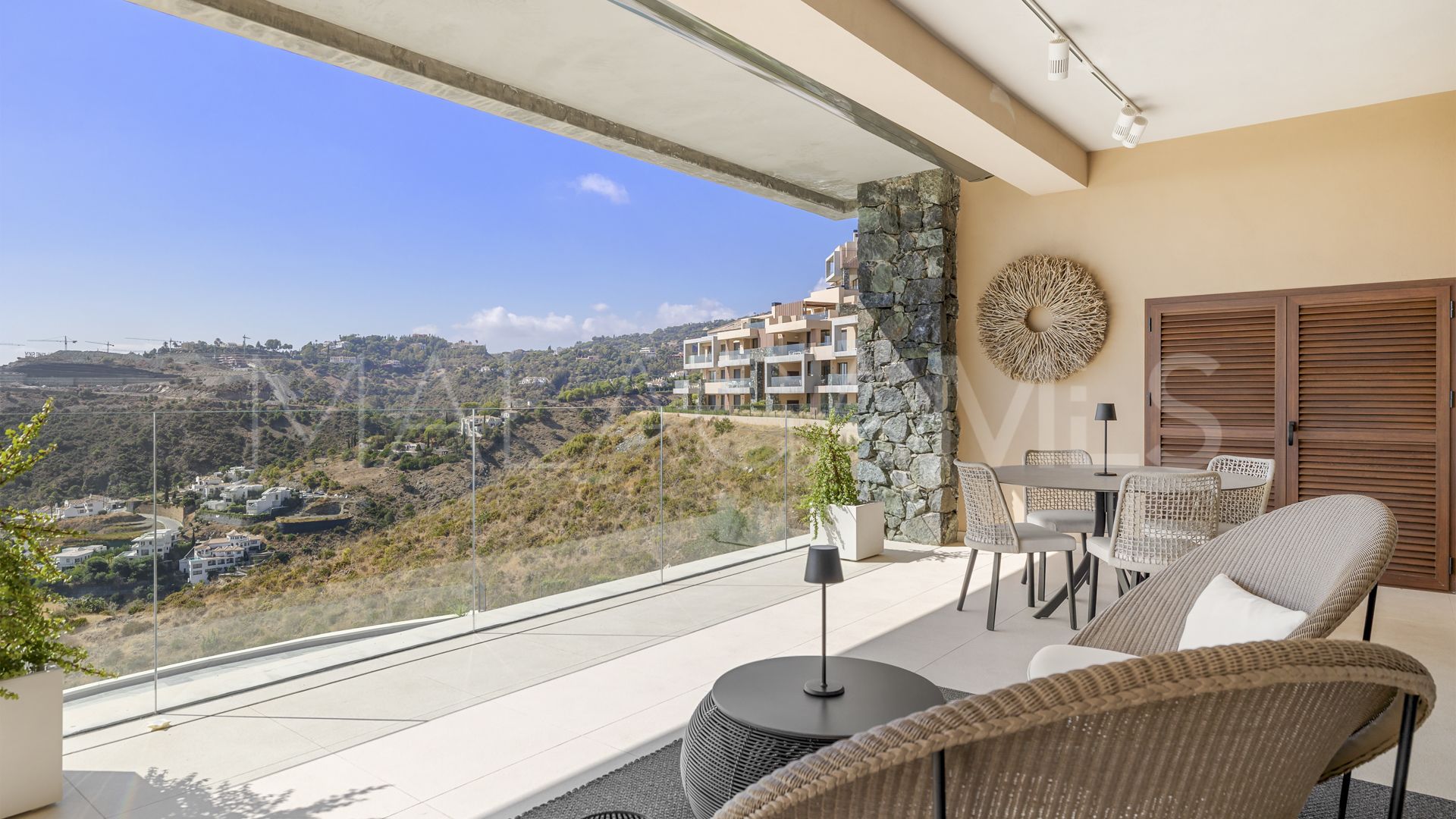 For sale 2 bedrooms apartment in Benahavis