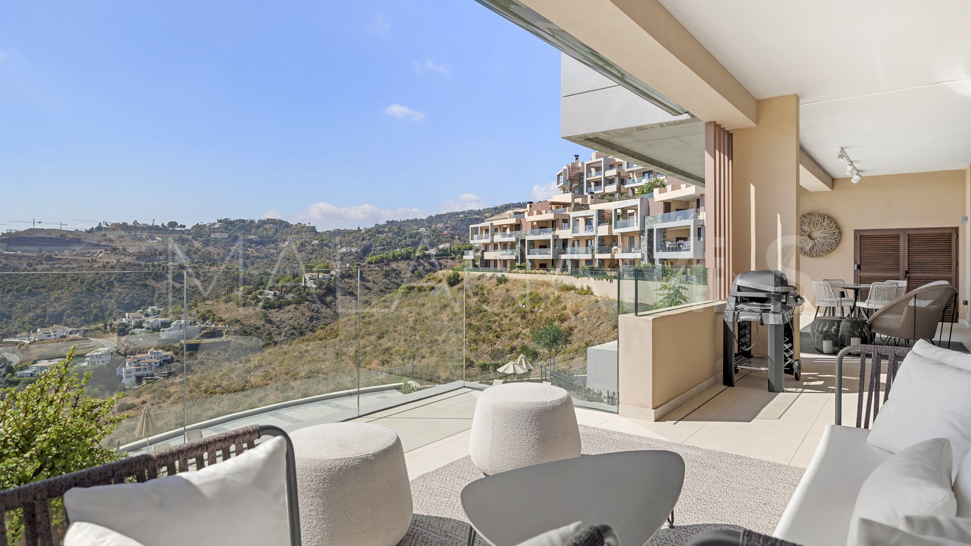 For sale 2 bedrooms apartment in Benahavis