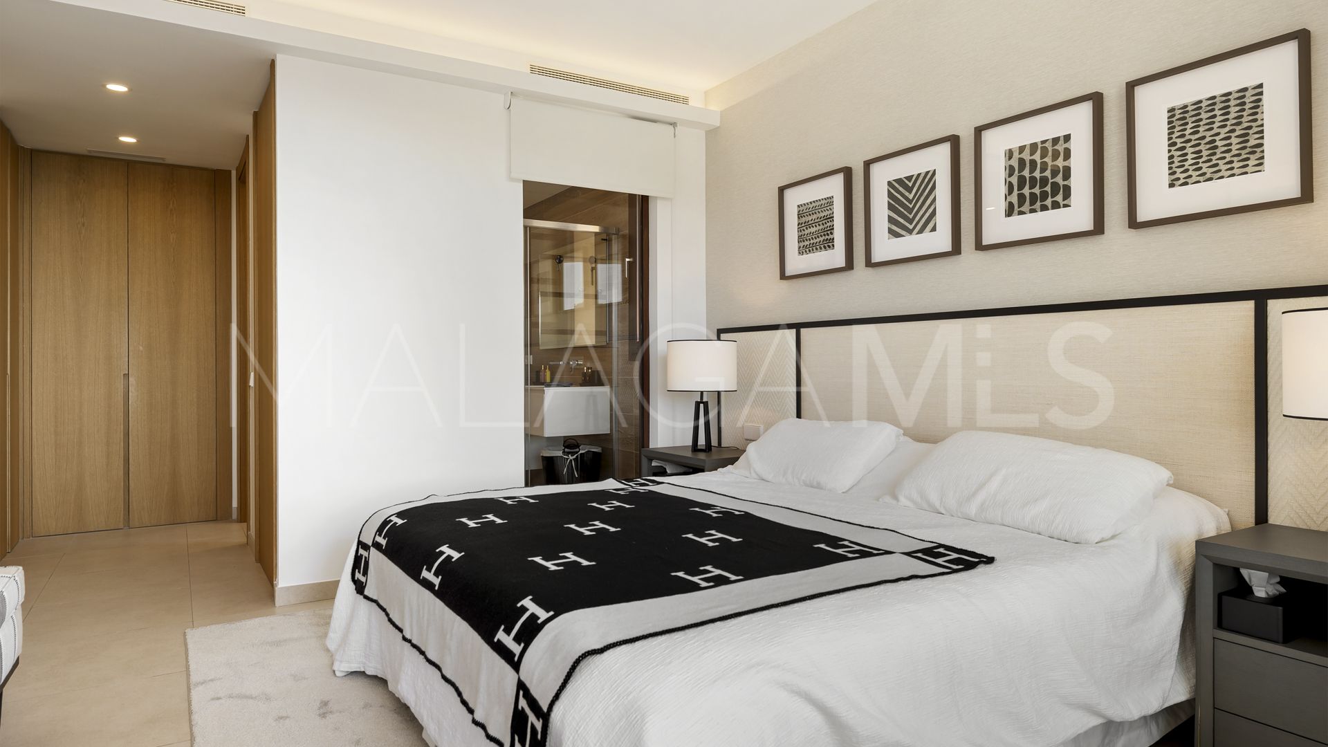 For sale 2 bedrooms apartment in Benahavis