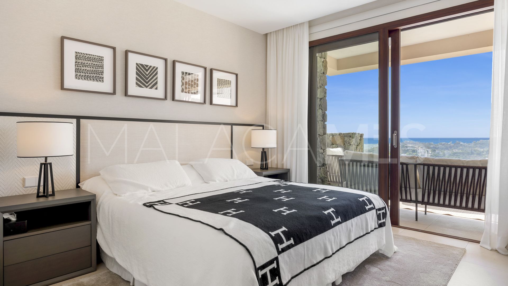 For sale 2 bedrooms apartment in Benahavis