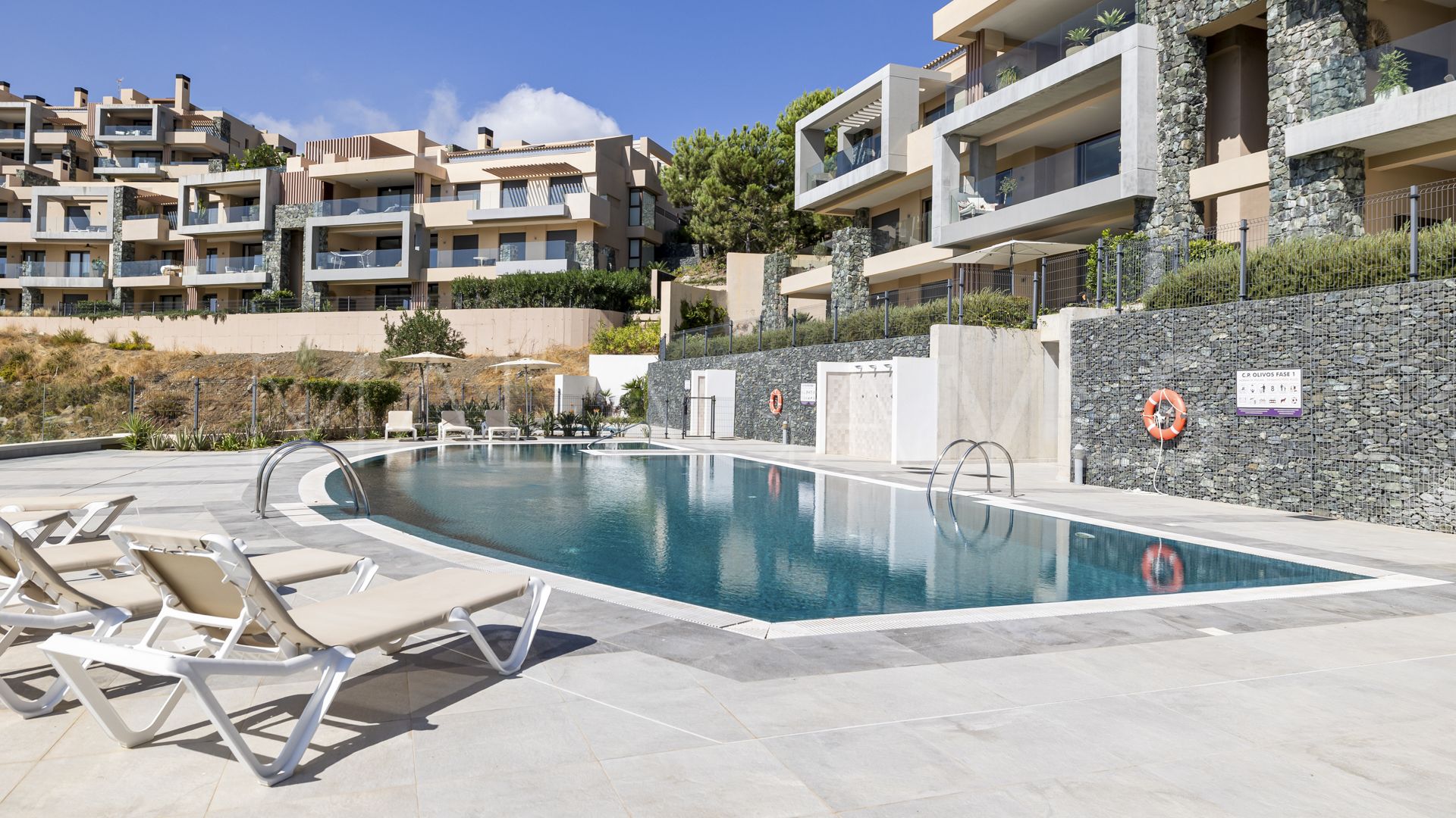 For sale 2 bedrooms apartment in Benahavis