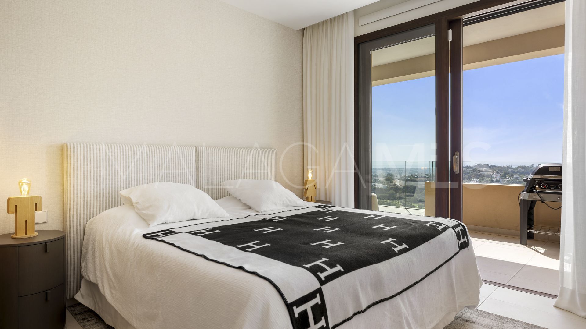 For sale 2 bedrooms apartment in Benahavis