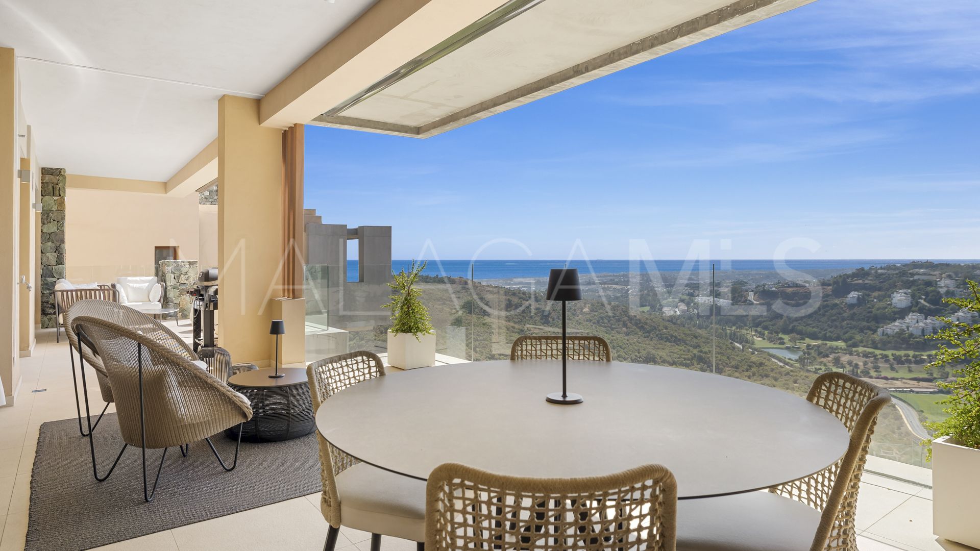 For sale 2 bedrooms apartment in Benahavis
