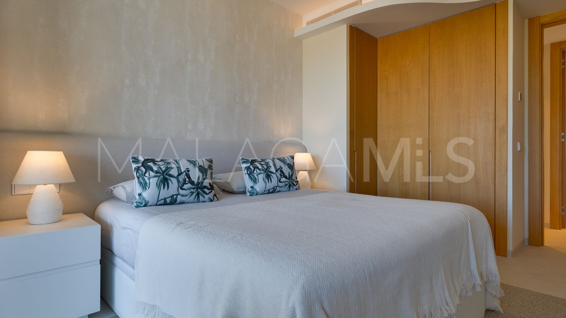 For sale ground floor apartment in Benahavis with 3 bedrooms