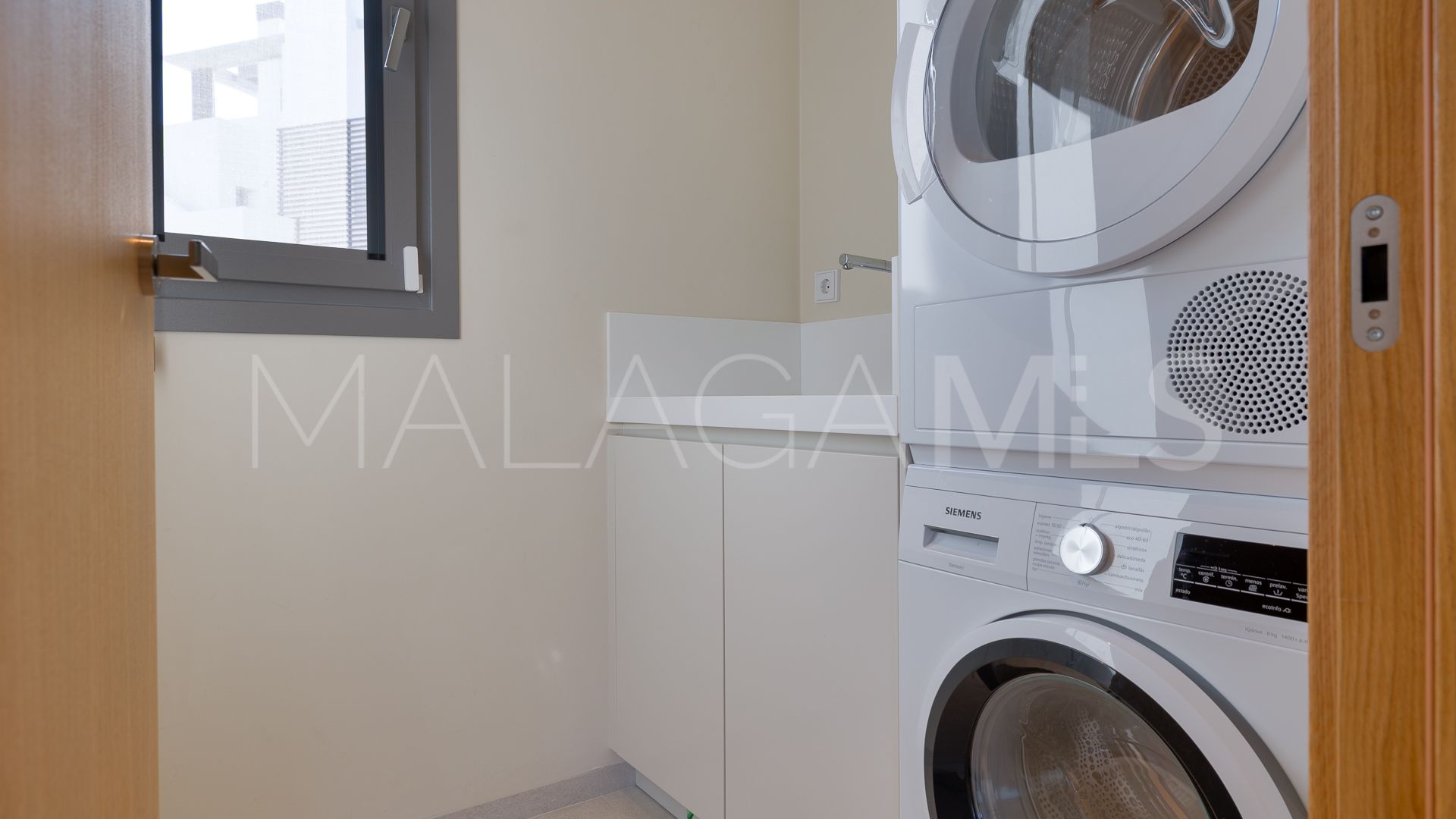 For sale ground floor apartment in Benahavis with 3 bedrooms