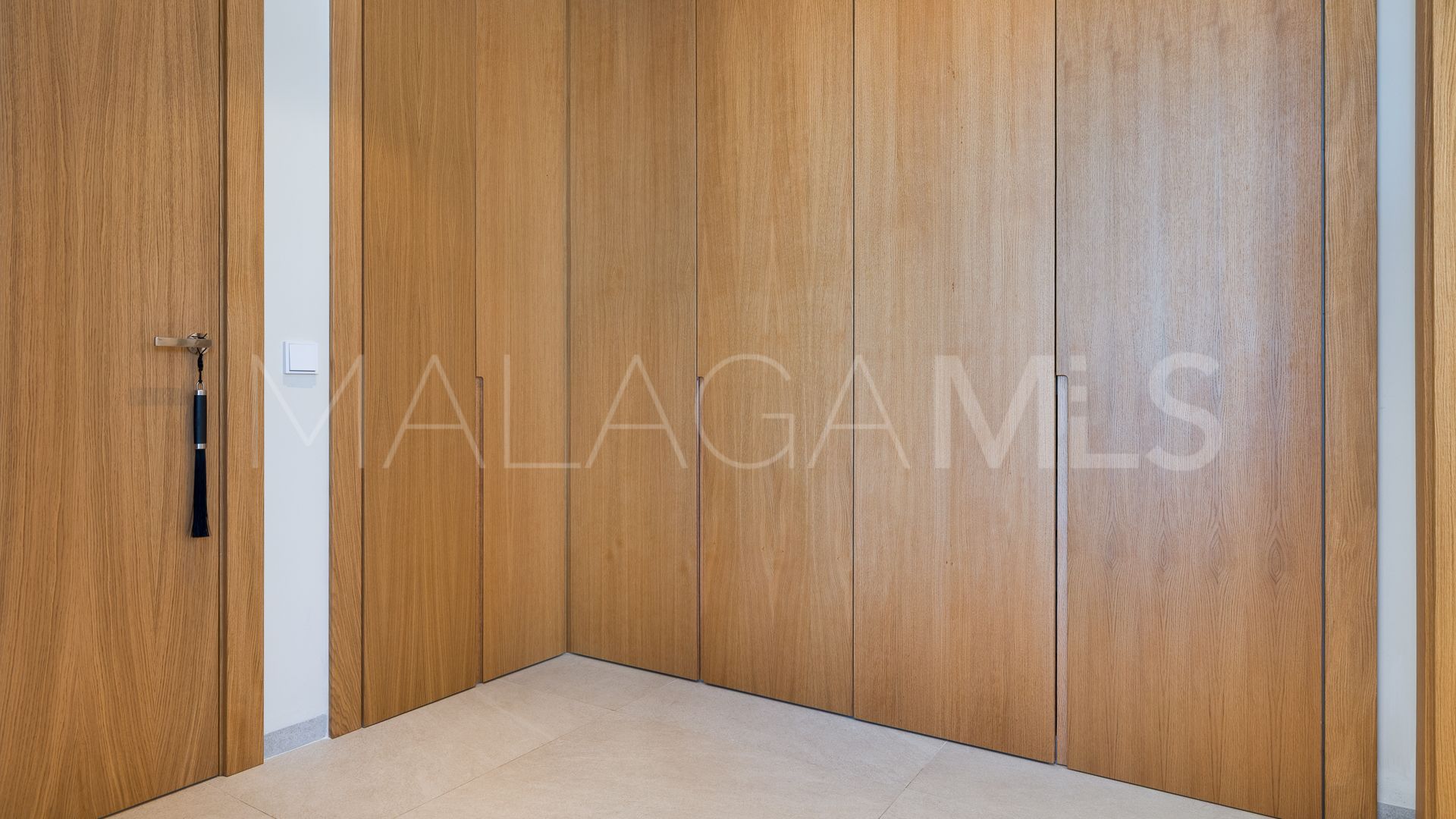 For sale ground floor apartment in Benahavis with 3 bedrooms