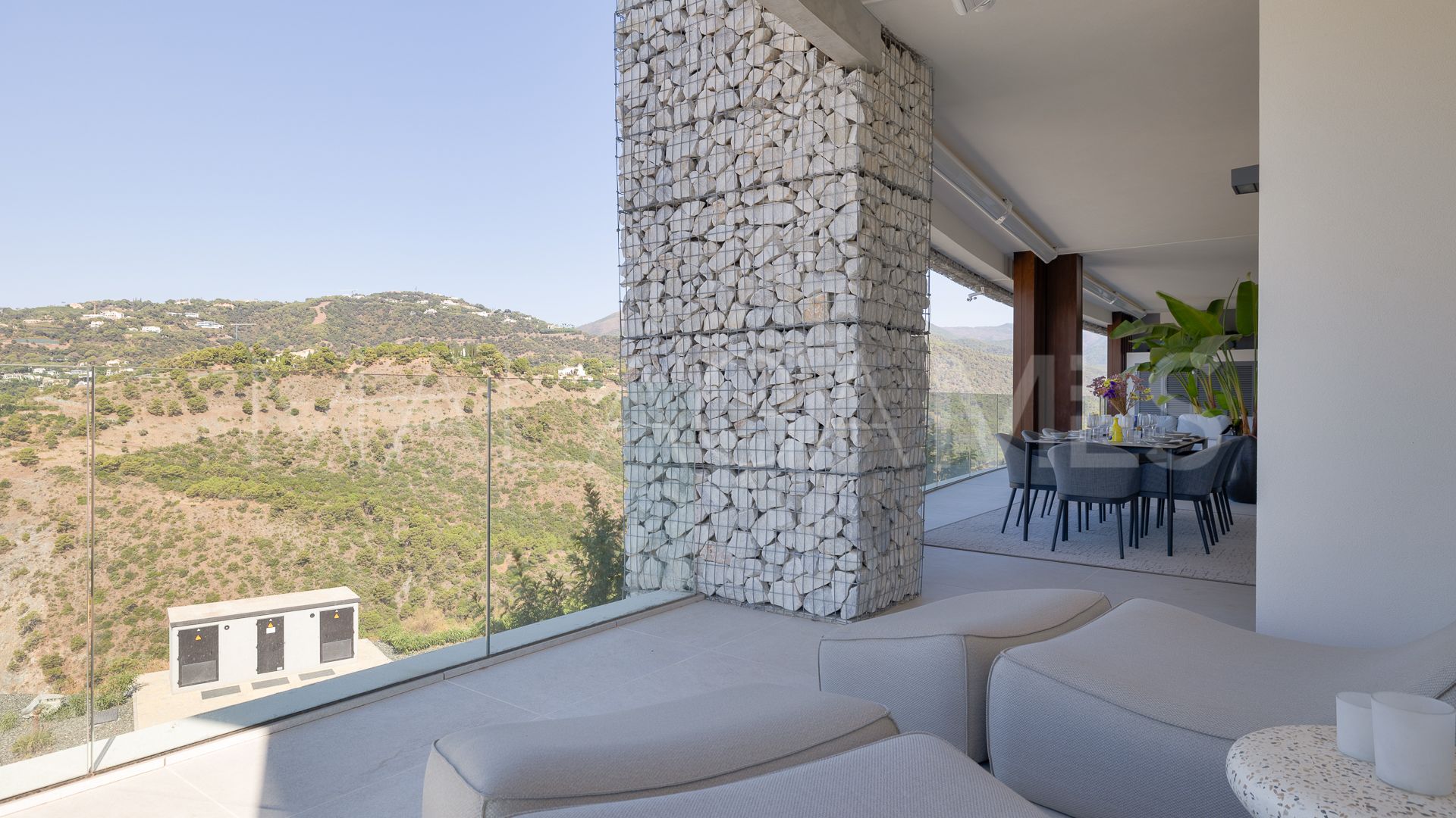 For sale ground floor apartment in Benahavis with 3 bedrooms