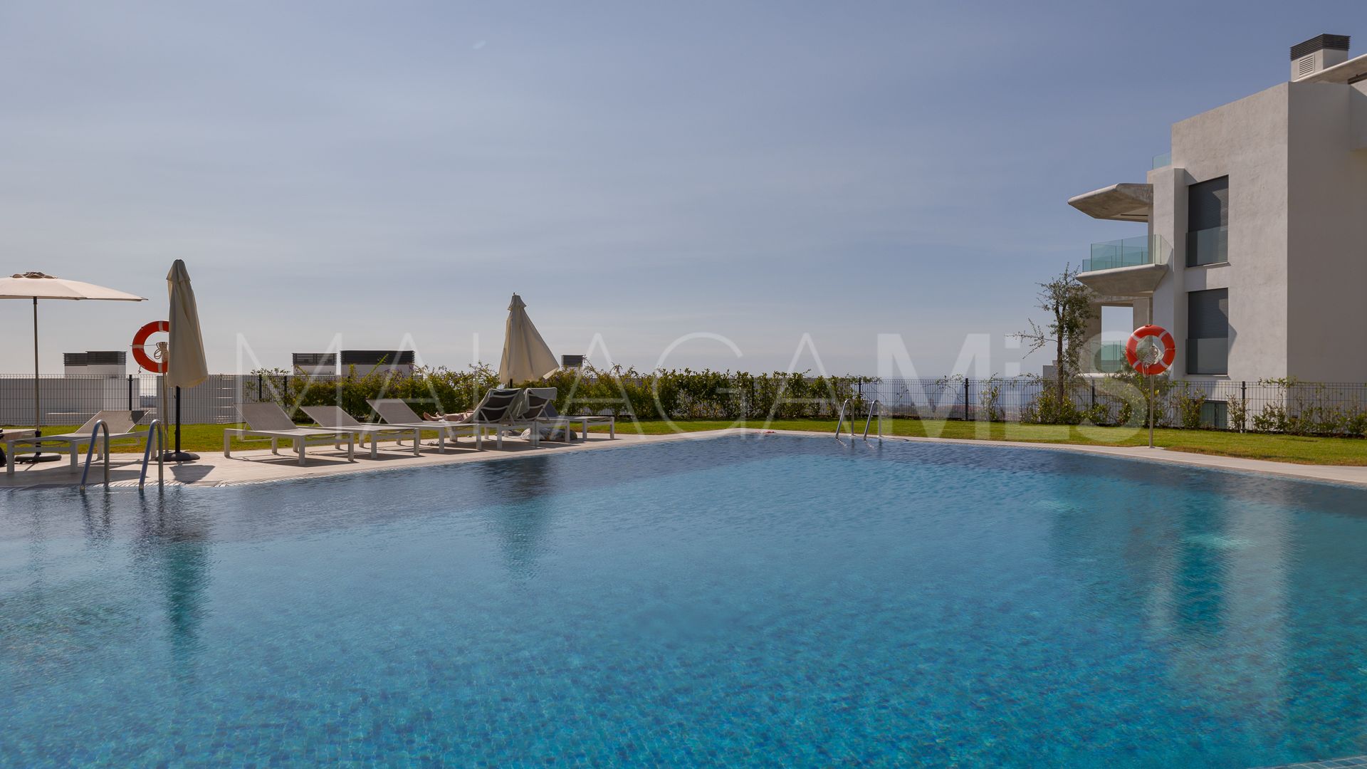 For sale ground floor apartment in Benahavis with 3 bedrooms