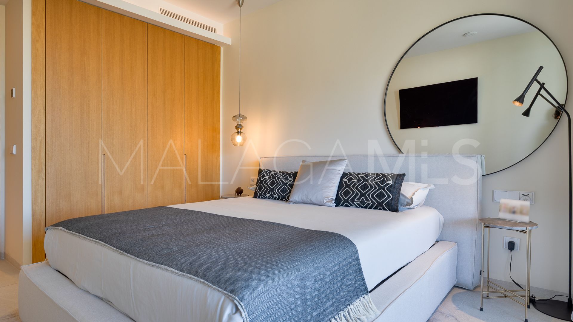 For sale ground floor apartment in Benahavis with 3 bedrooms